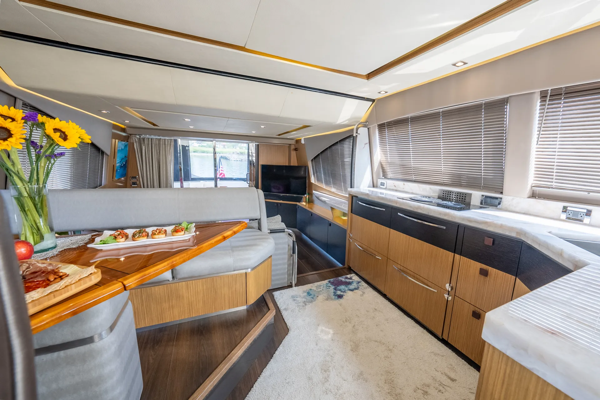 62ft Searay Flybridge Motoryacht, Serving NYC,CT, LI,HAMPTONS