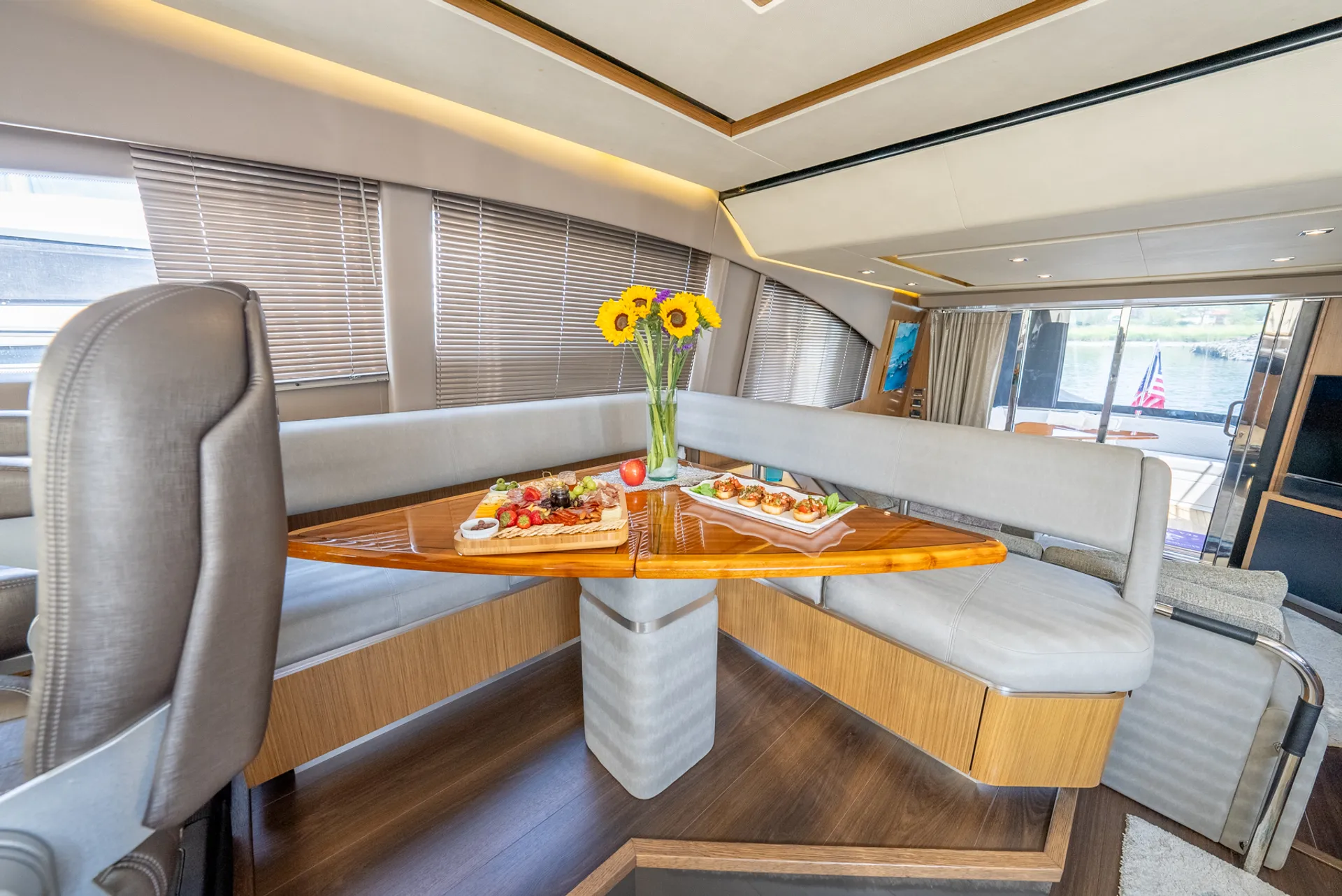 62ft Searay Flybridge Motoryacht, Serving NYC,CT, LI,HAMPTONS
