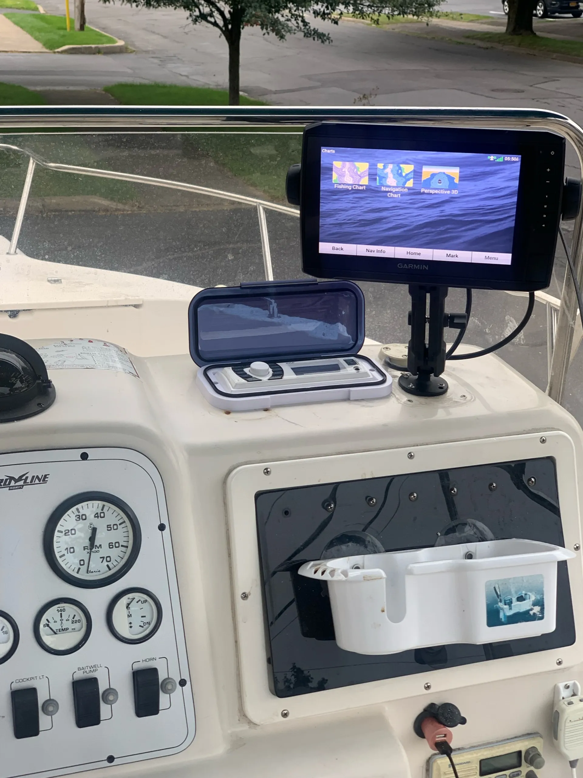 Pro-Line Sportsman 190 Center Console Boat Garmin & Bluetooth Stereo!