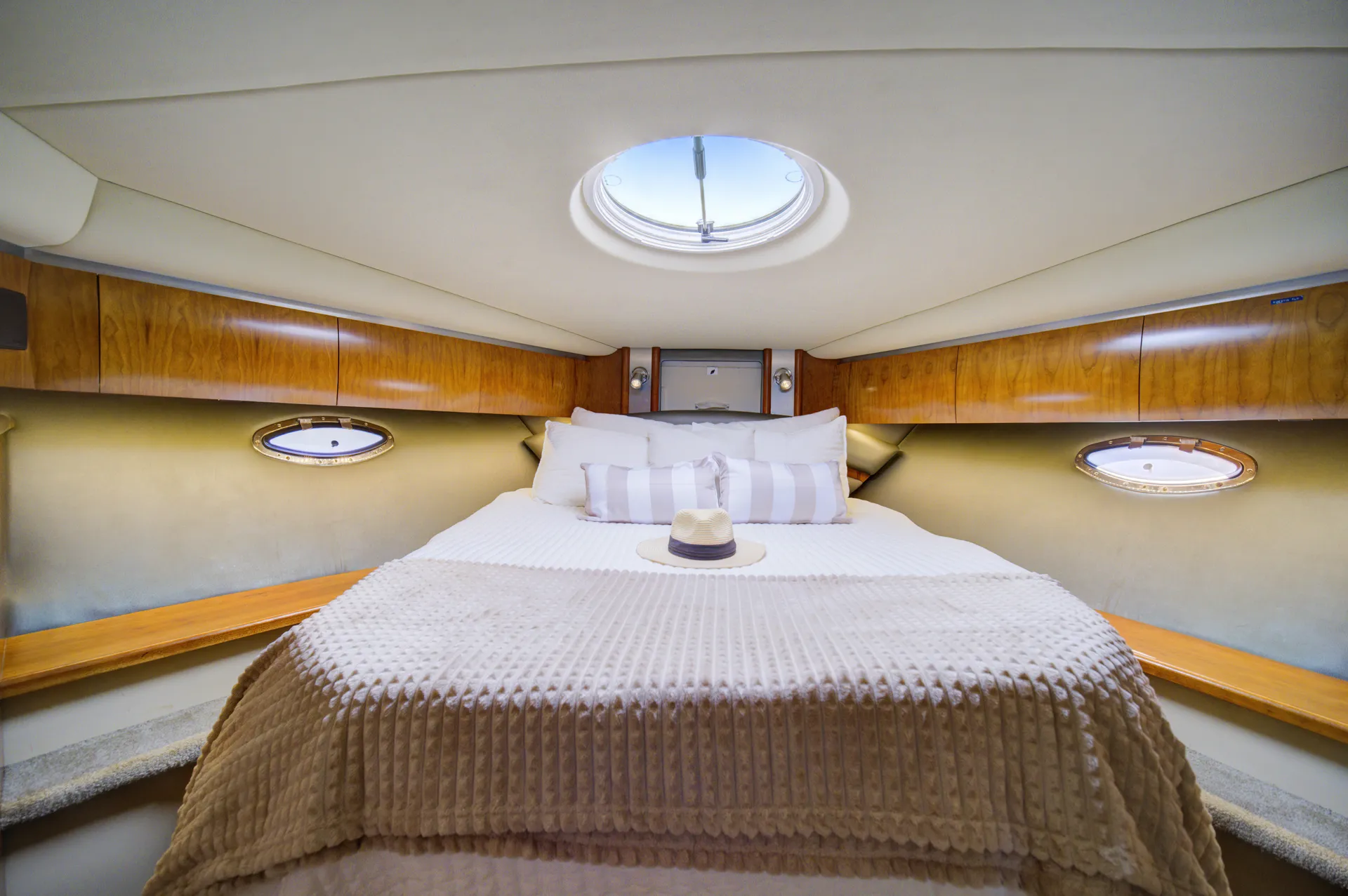 Private Luxury Yacht Cruise up to 13 guests. 2 bed/2 bath full kitchen