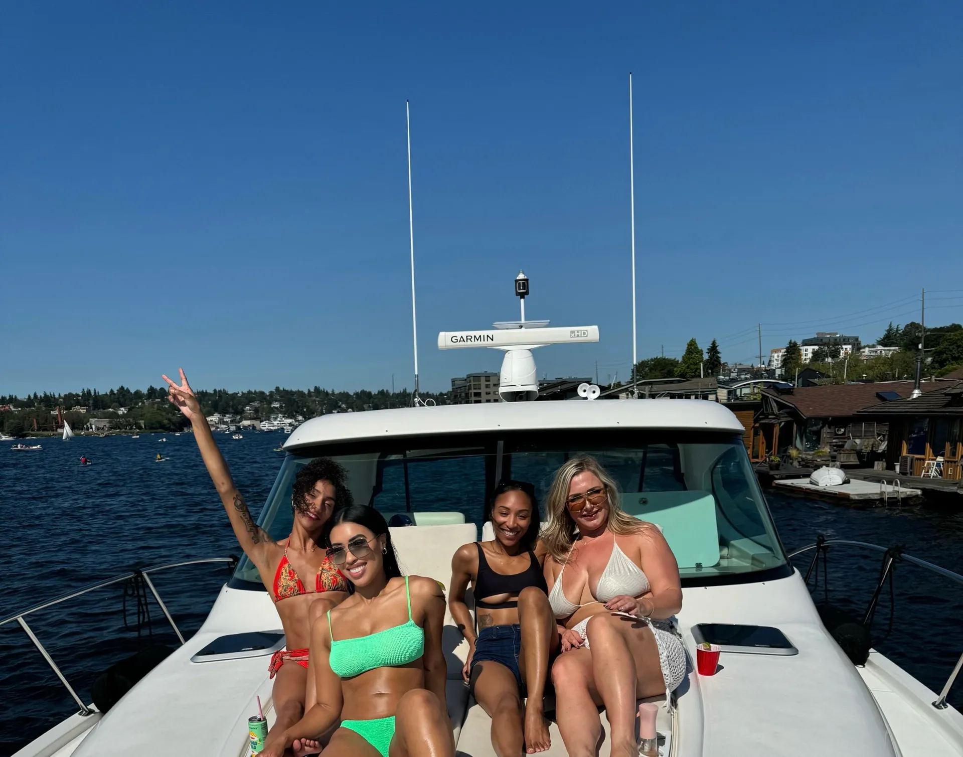 Explore the waters Lake Washington aboard the luxurious 47' Tiara 