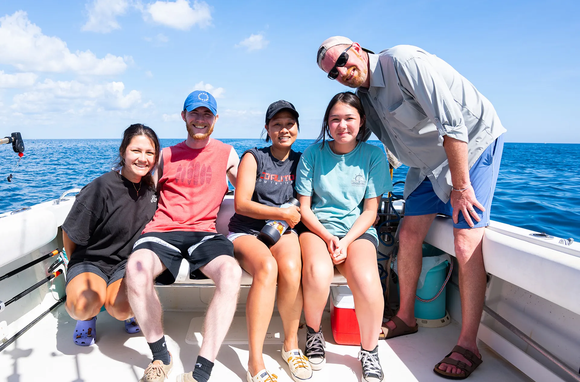 25’ Spacious,  CLEAN boat, loud music, and private cabin. 