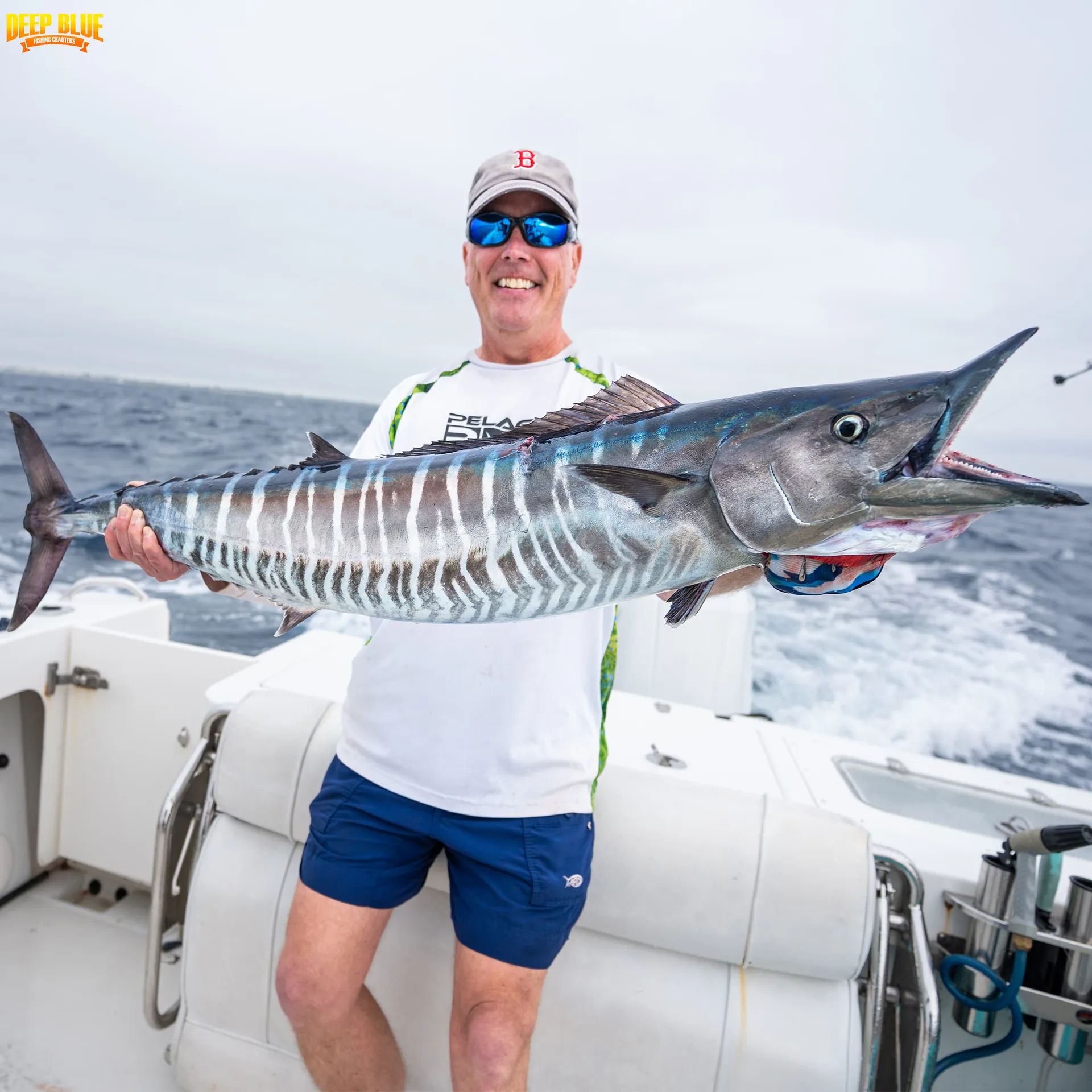 25’ Spacious,  CLEAN boat, loud music, and private cabin. 