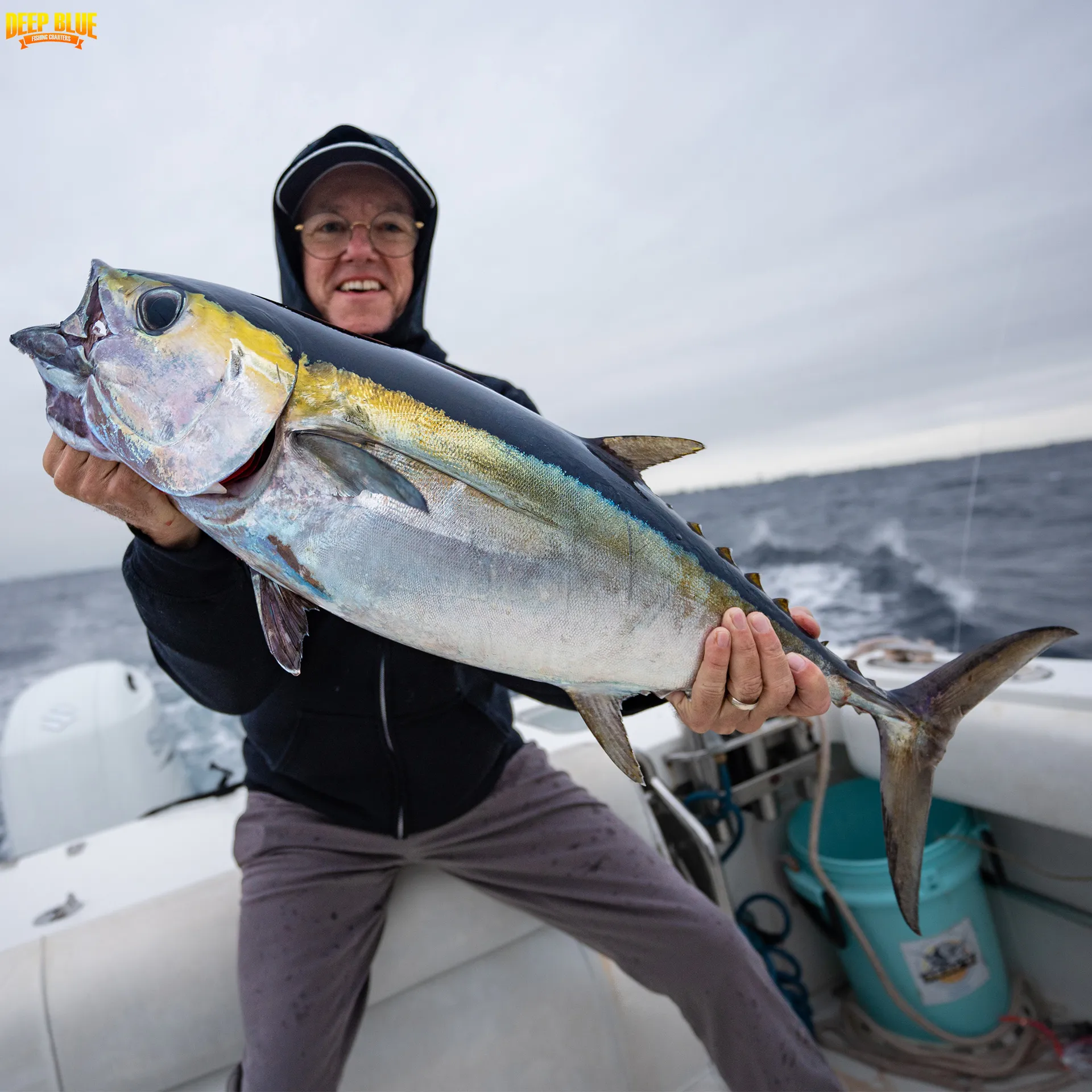 25’ Spacious,  CLEAN boat, loud music, and private cabin. 