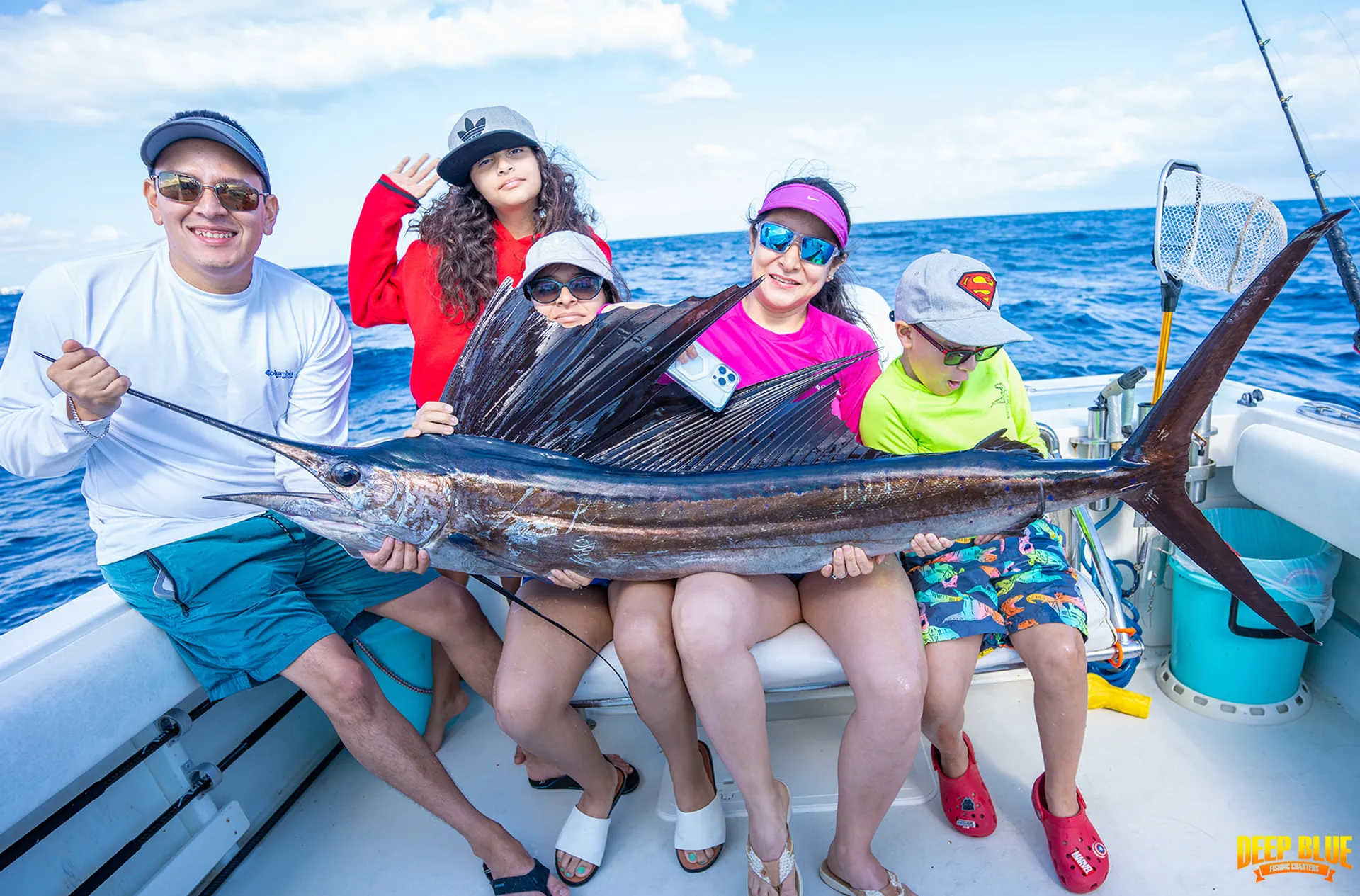 25’ Spacious,  CLEAN boat, loud music, and private cabin. 