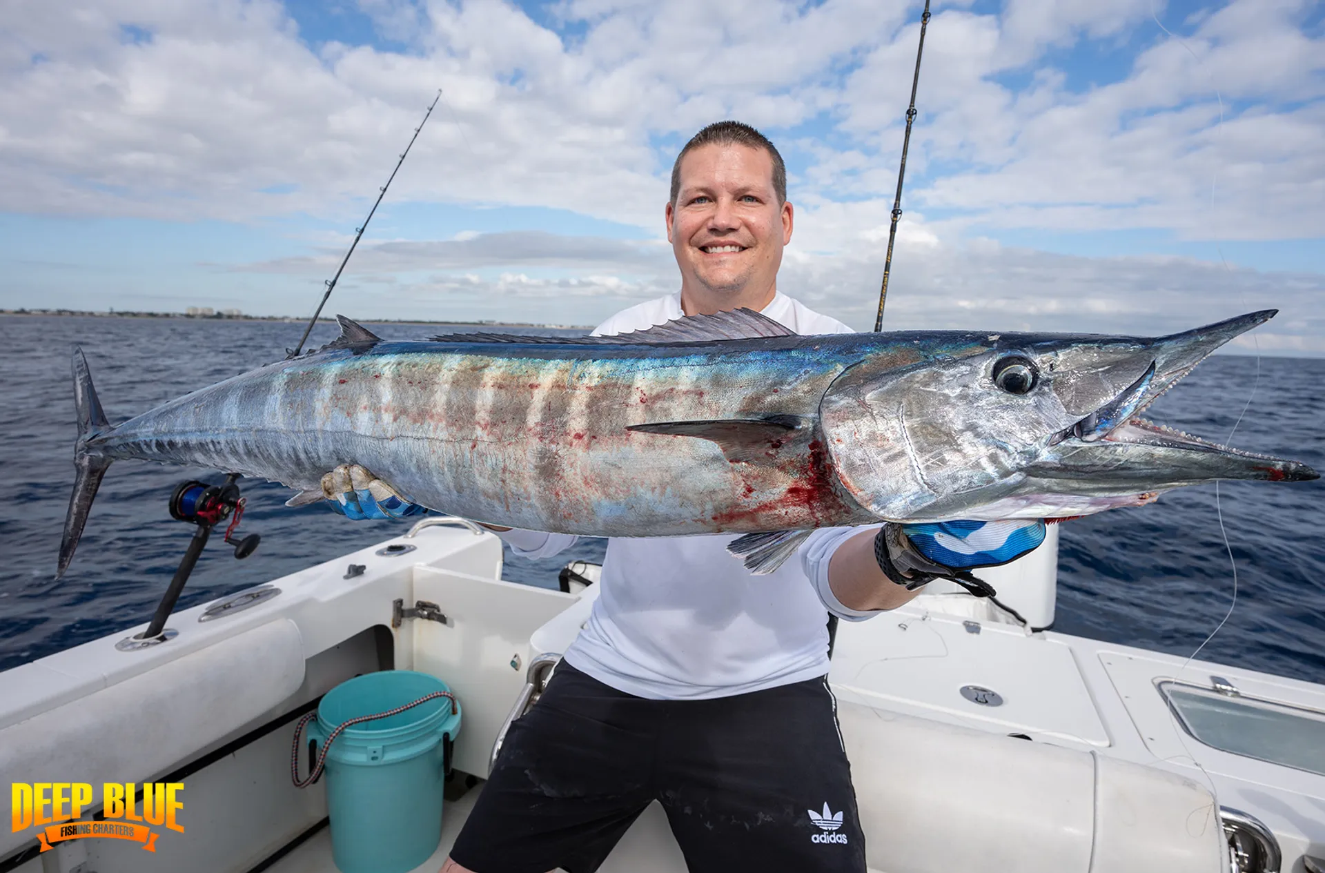 25’ Spacious,  CLEAN boat, loud music, and private cabin. 