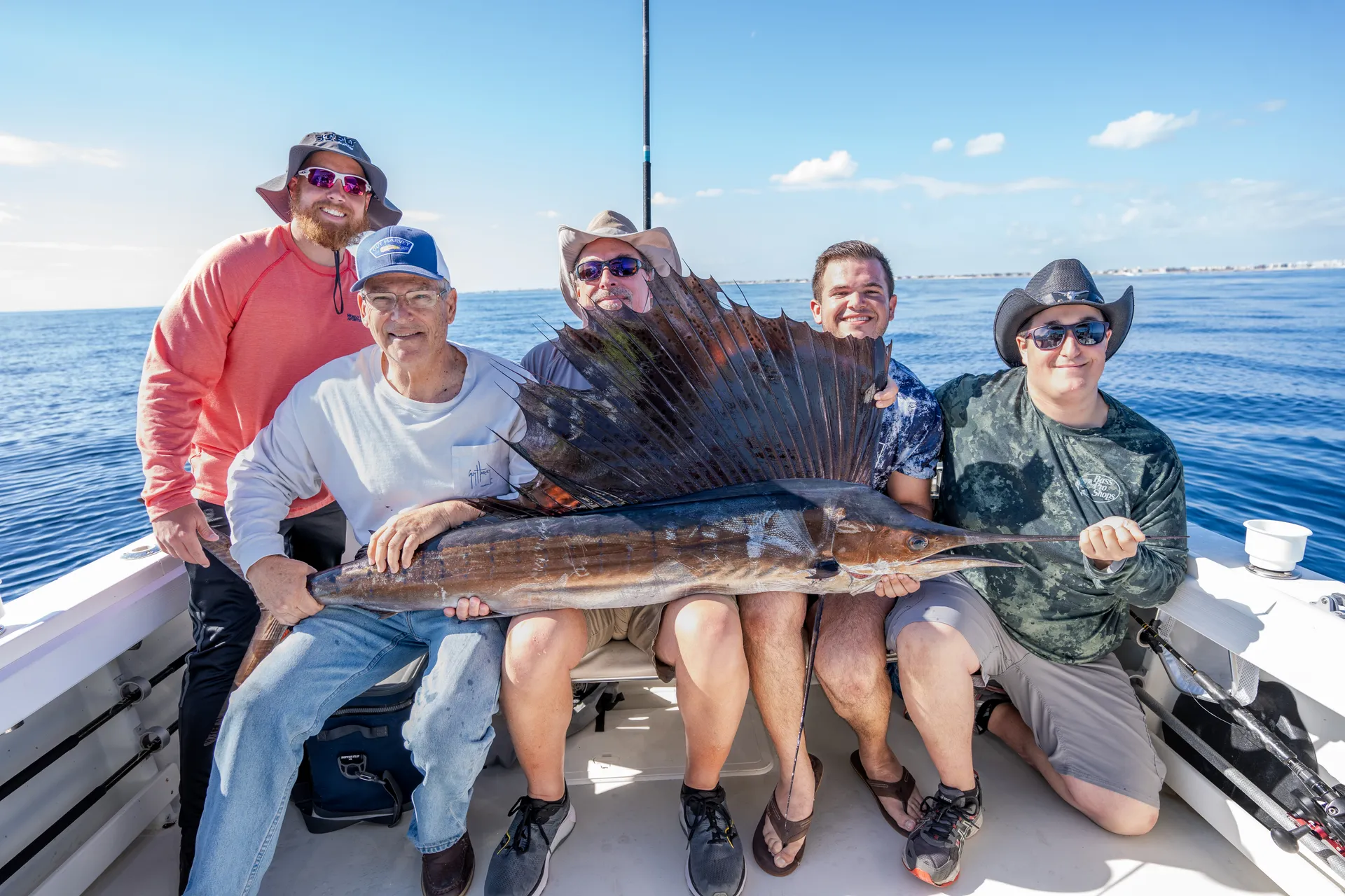 25’ Spacious,  CLEAN boat, loud music, and private cabin. 