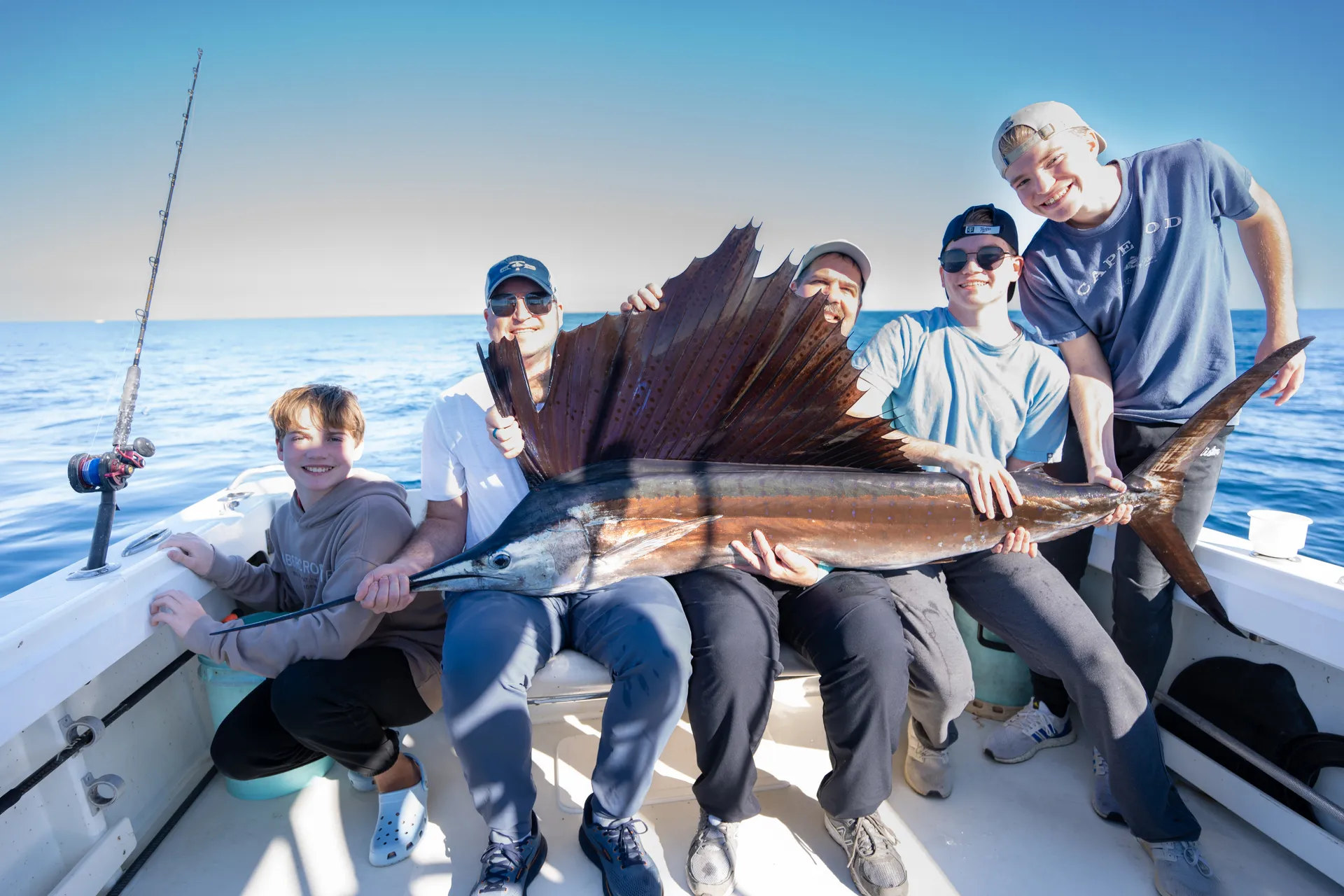 25’ Spacious,  CLEAN boat, loud music, and private cabin. 