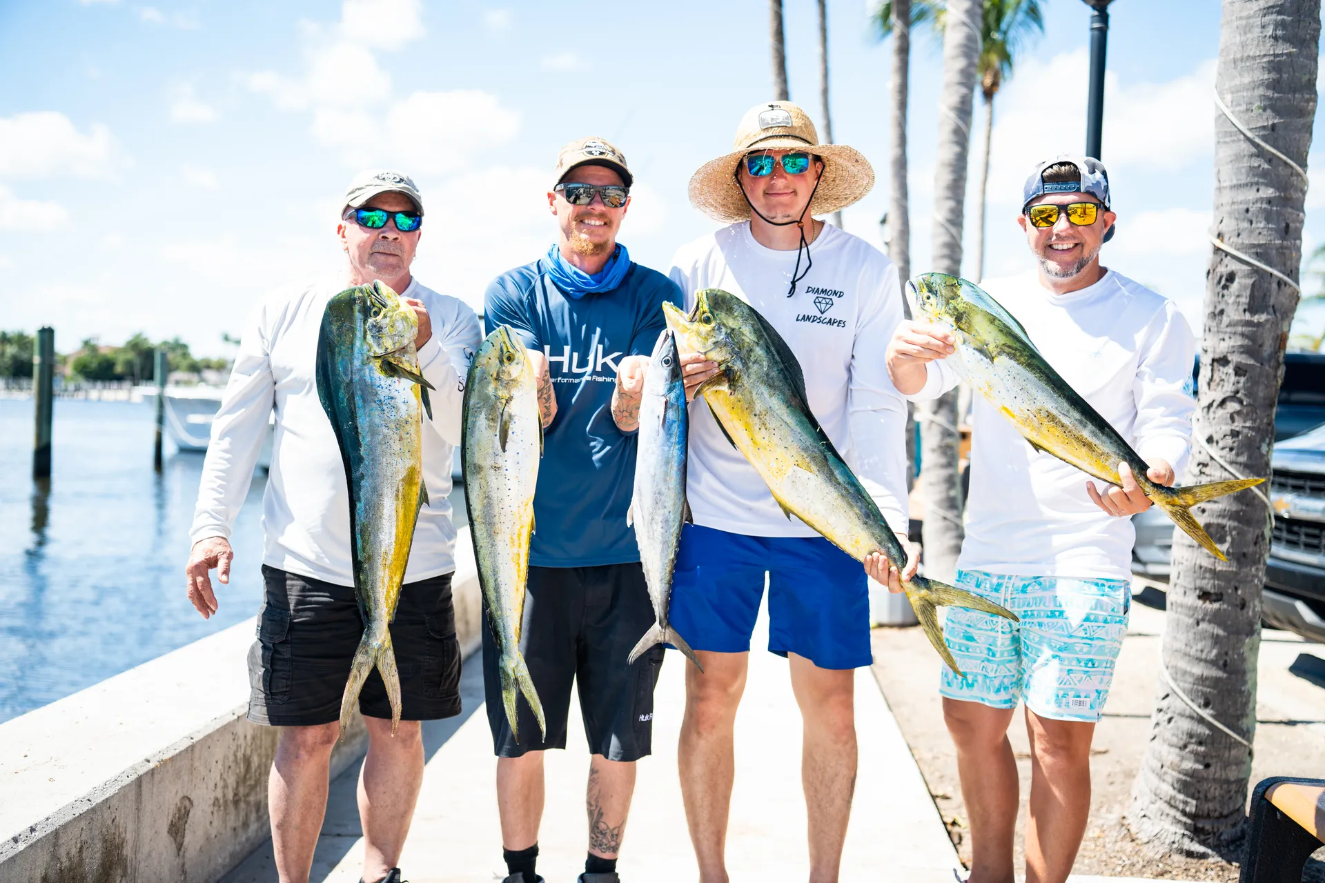 25’ Spacious,  CLEAN boat, loud music, and private cabin. 