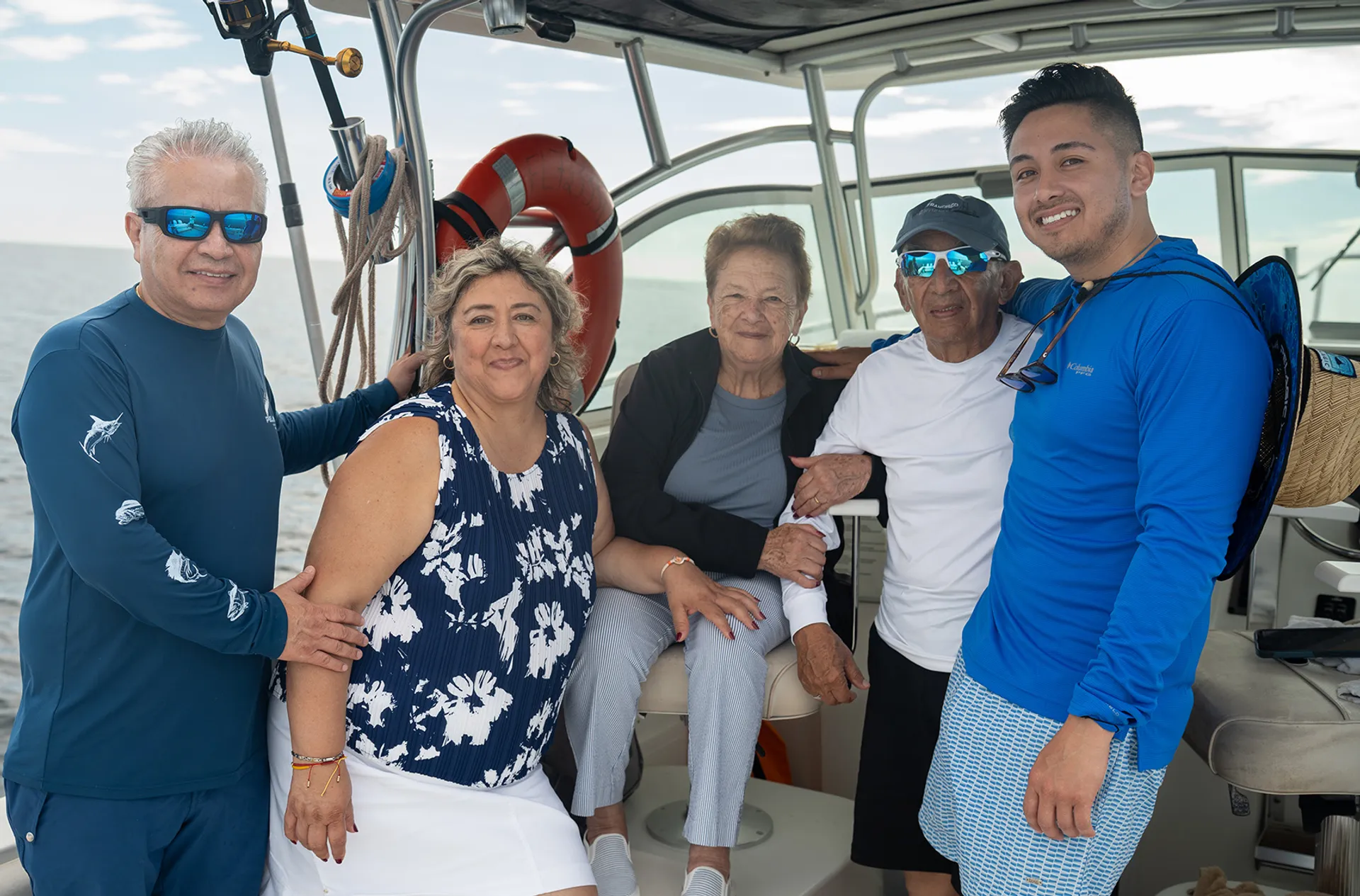 25’ Spacious,  CLEAN boat, loud music, and private cabin. 