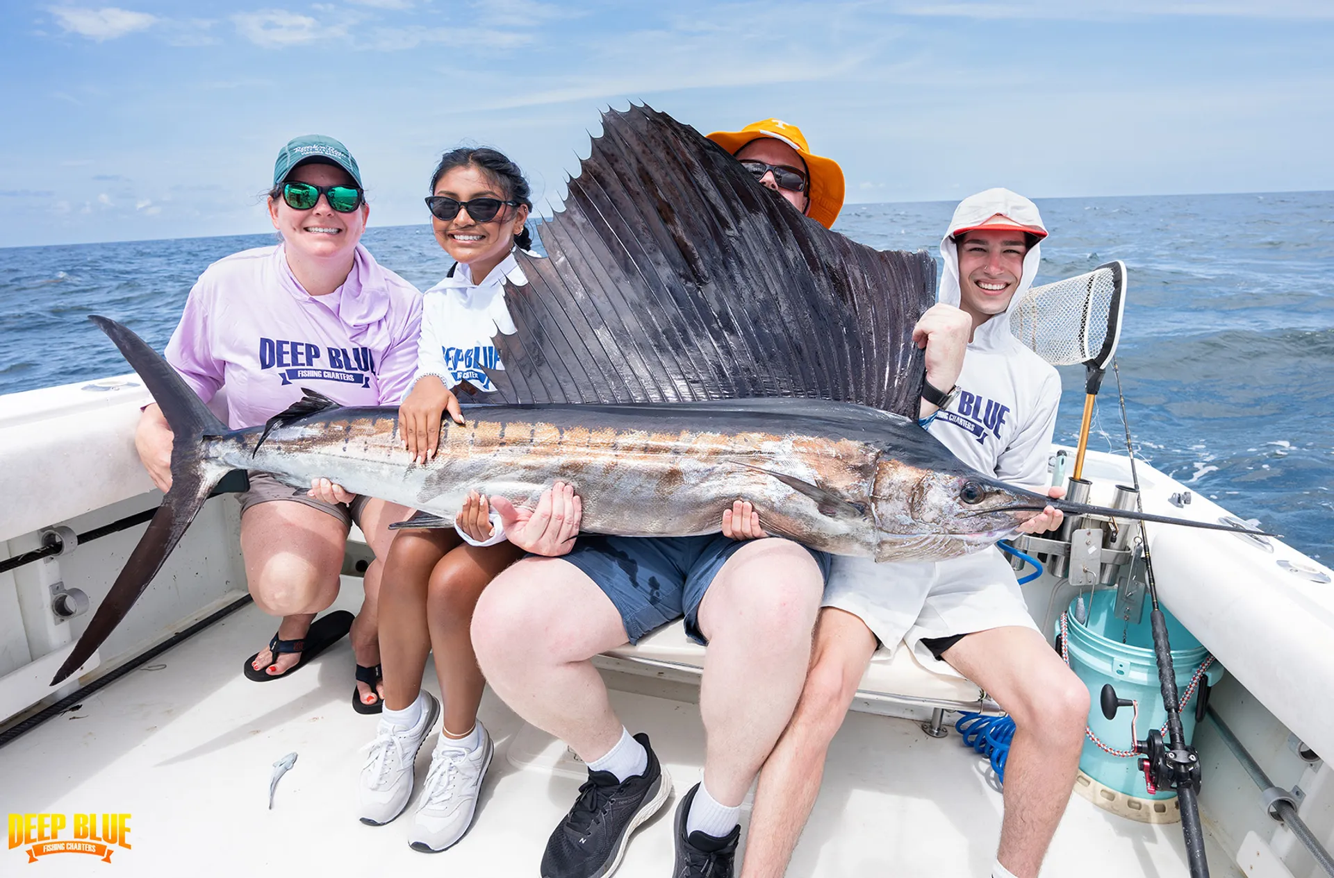 25’ Spacious,  CLEAN boat, loud music, and private cabin. 