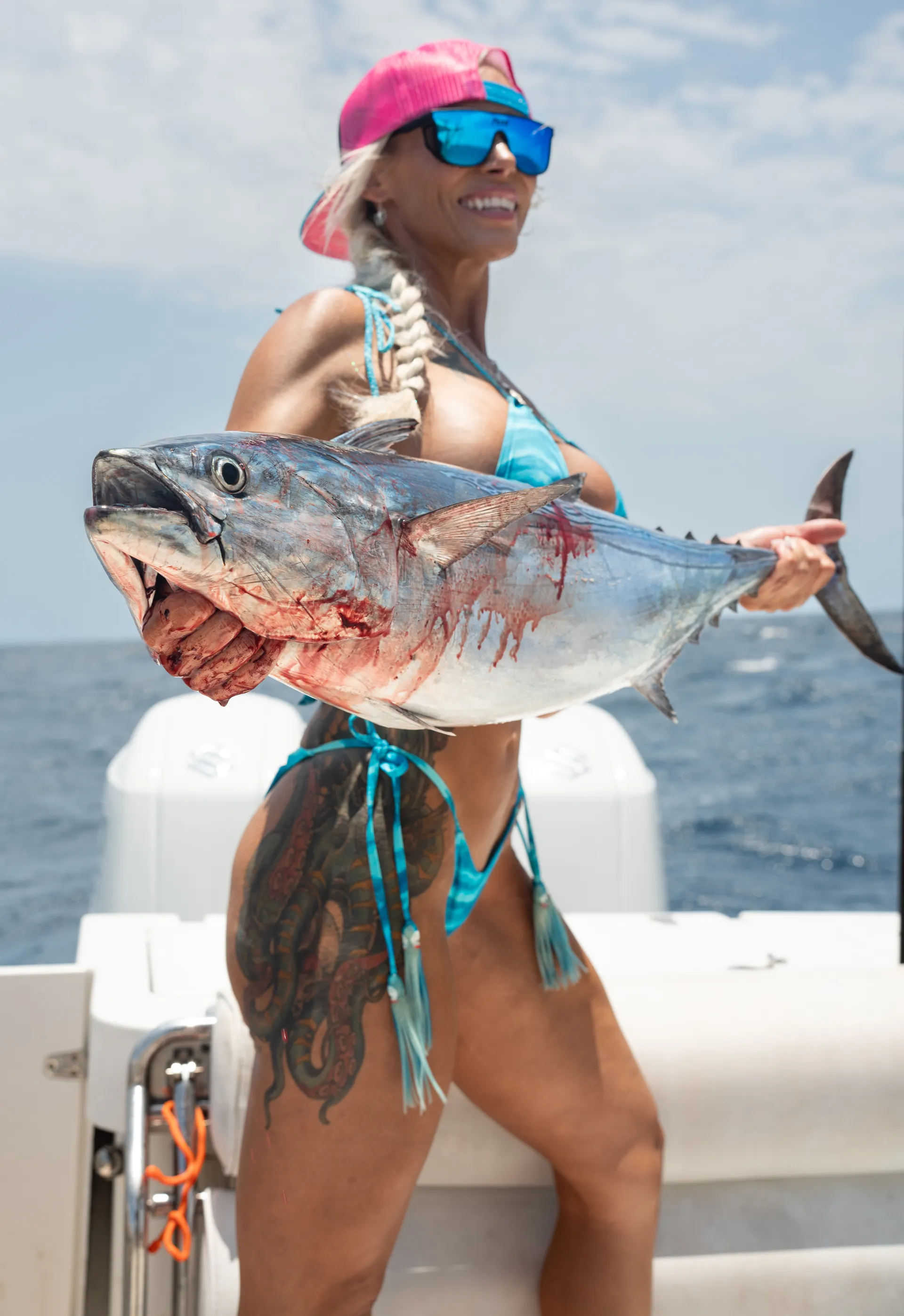 25’ Spacious,  CLEAN boat, loud music, and private cabin. 