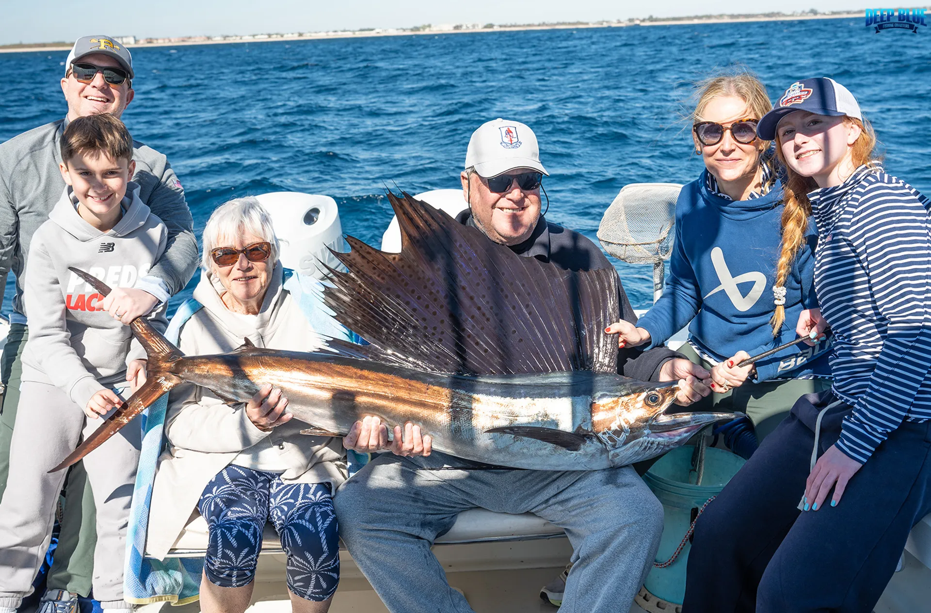 25’ Spacious,  CLEAN boat, loud music, and private cabin. 