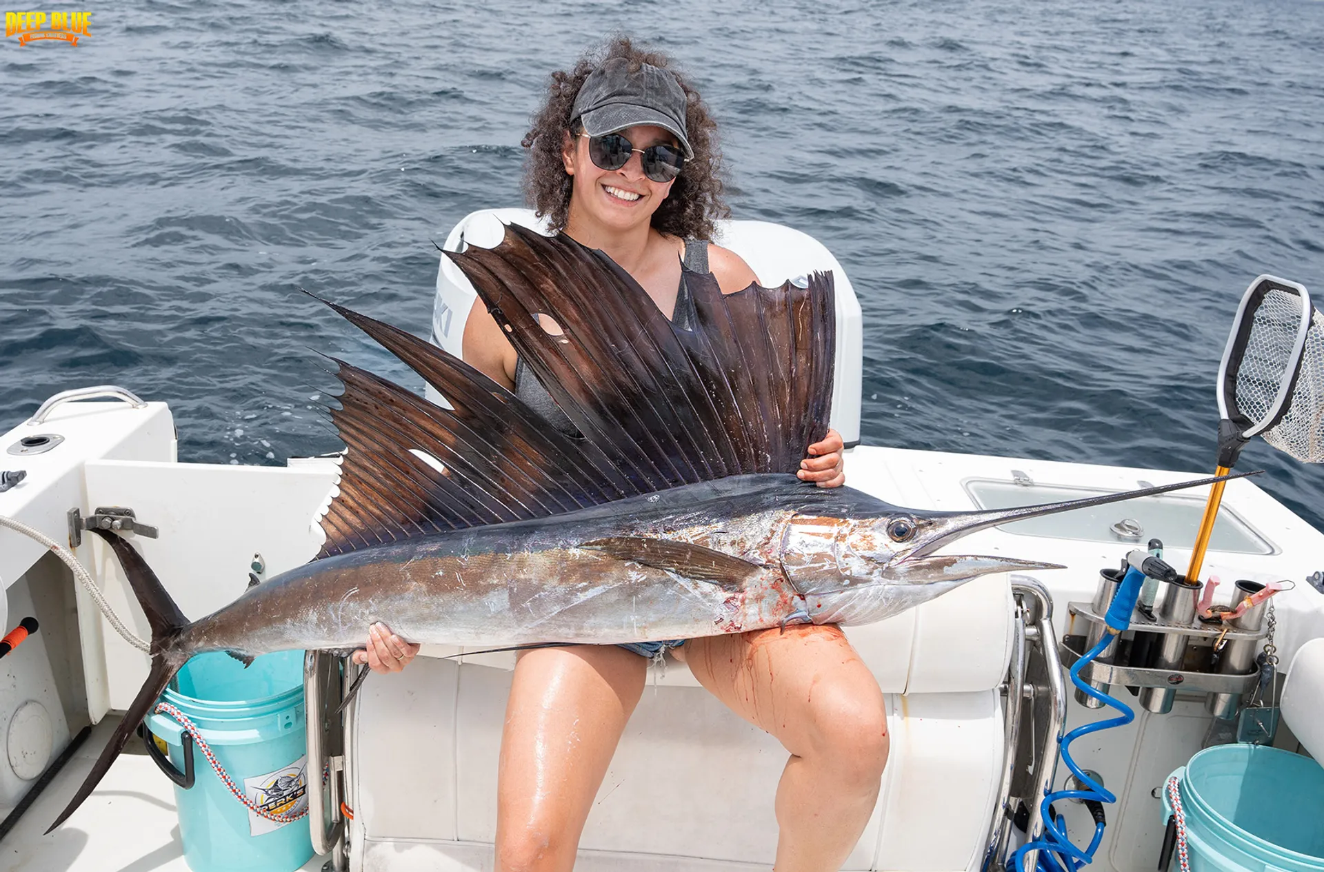 25’ Spacious,  CLEAN boat, loud music, and private cabin. 