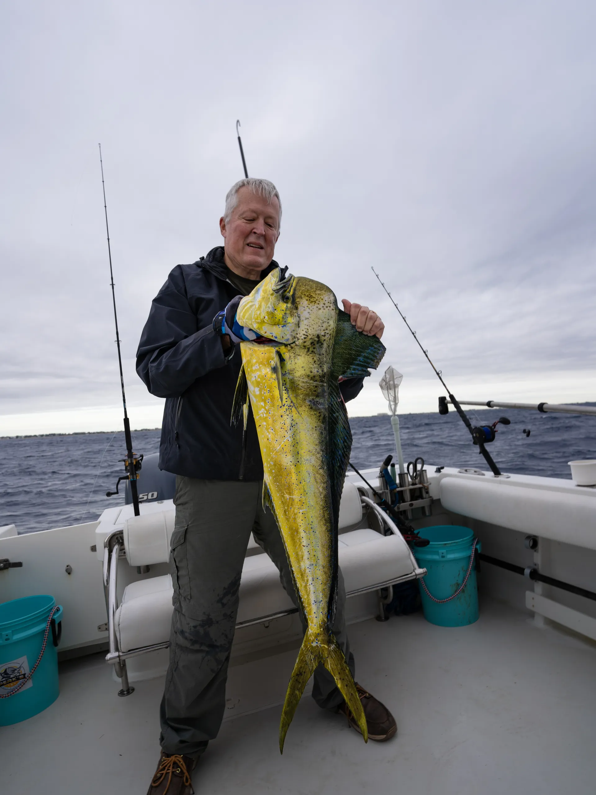 25’ Spacious,  CLEAN boat, loud music, and private cabin. 