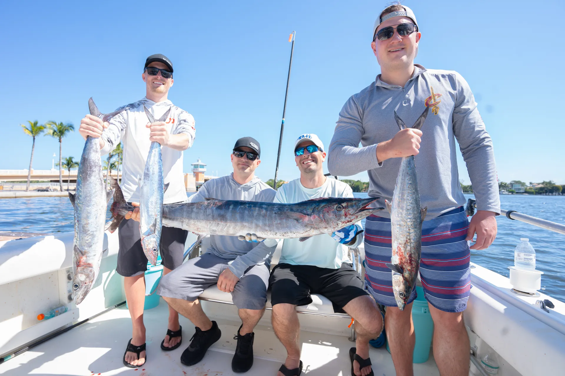 25’ Spacious,  CLEAN boat, loud music, and private cabin. 