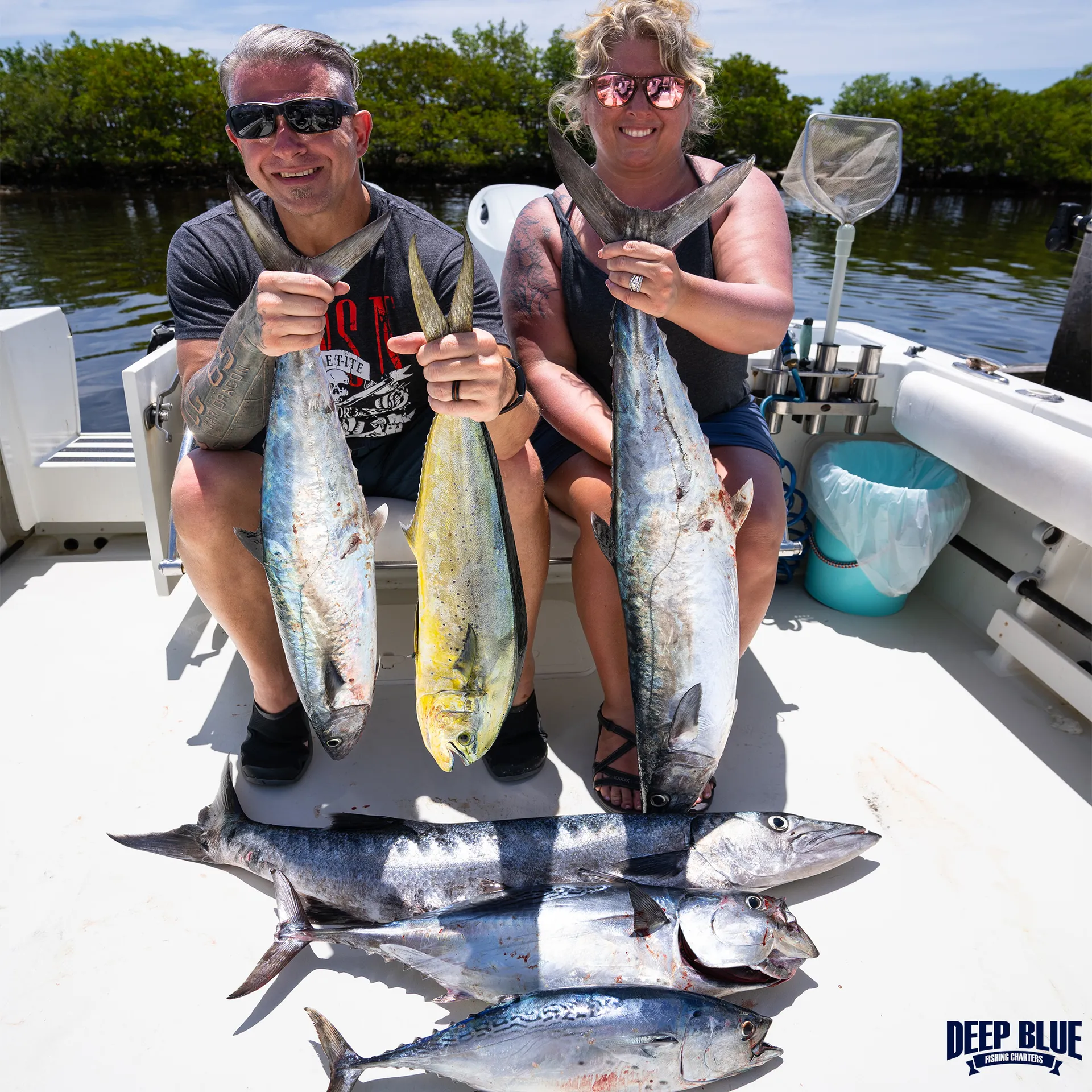 25’ Spacious,  CLEAN boat, loud music, and private cabin. 