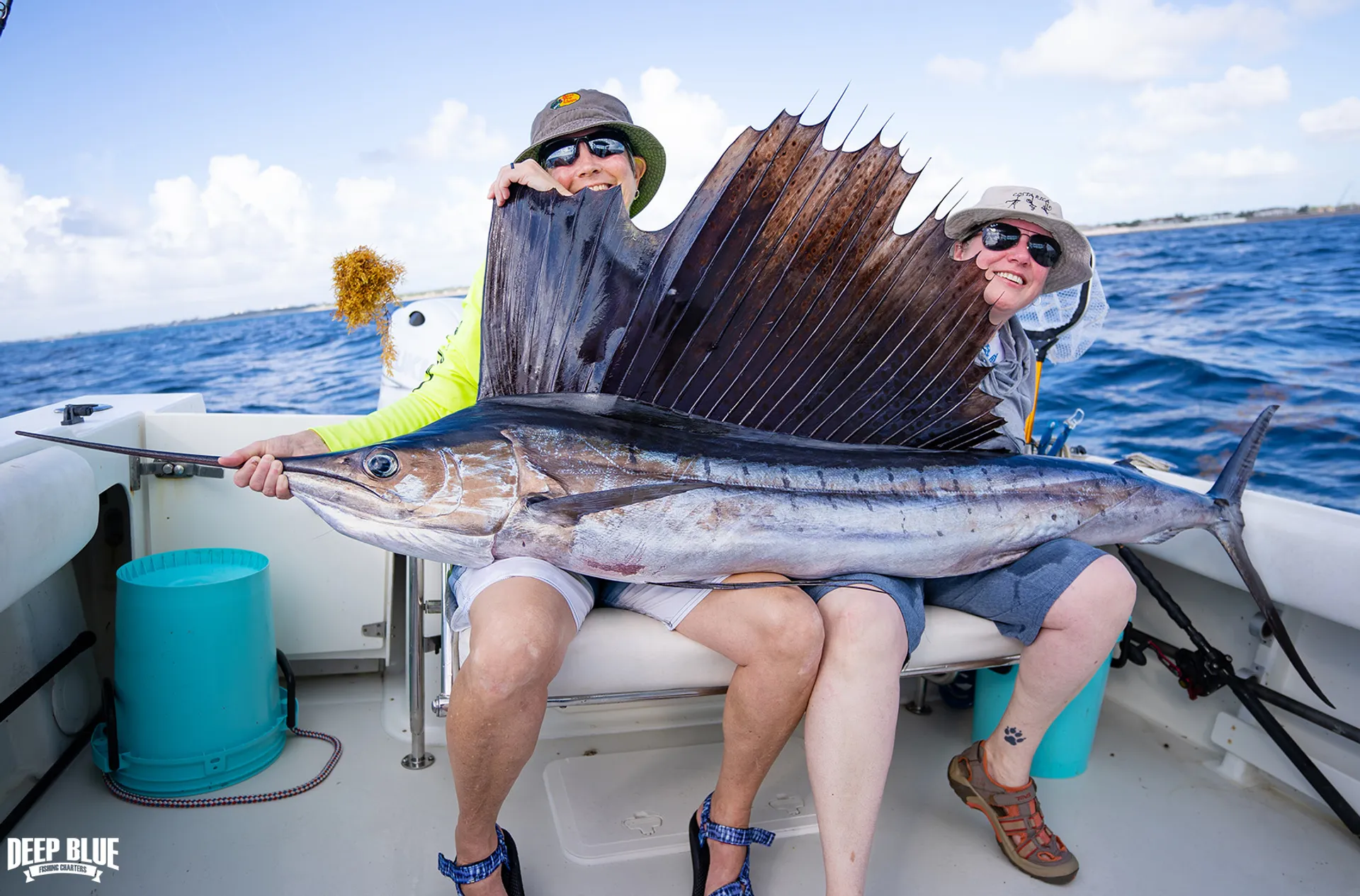 25’ Spacious,  CLEAN boat, loud music, and private cabin. 