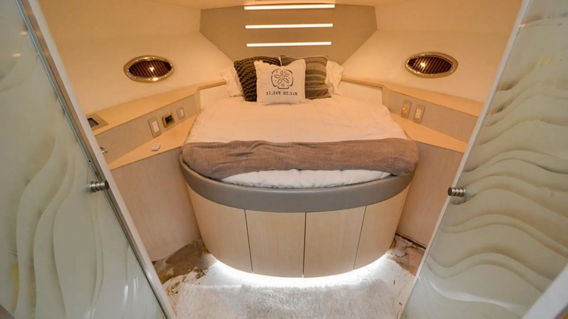 Carver Yachts 42ss in St. Petersburg, FL — photo 6