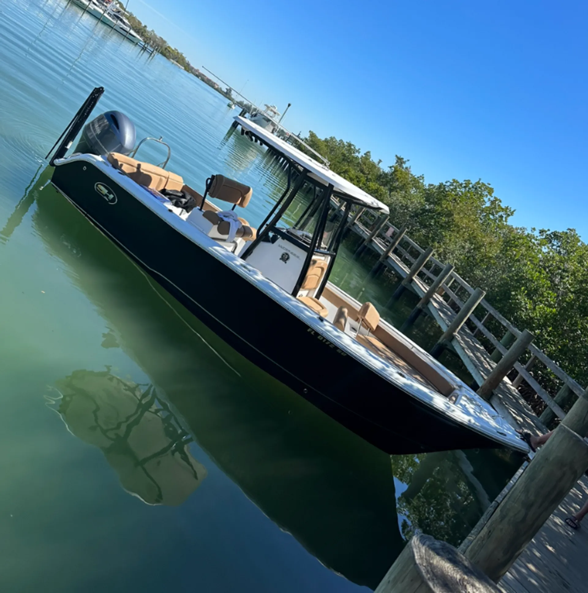 Beautiful Center Console Ready to Cruise and Fish!