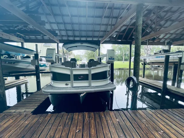 Rent a BARLETTA BOATS pontoon in Gulf Shores, AL near me