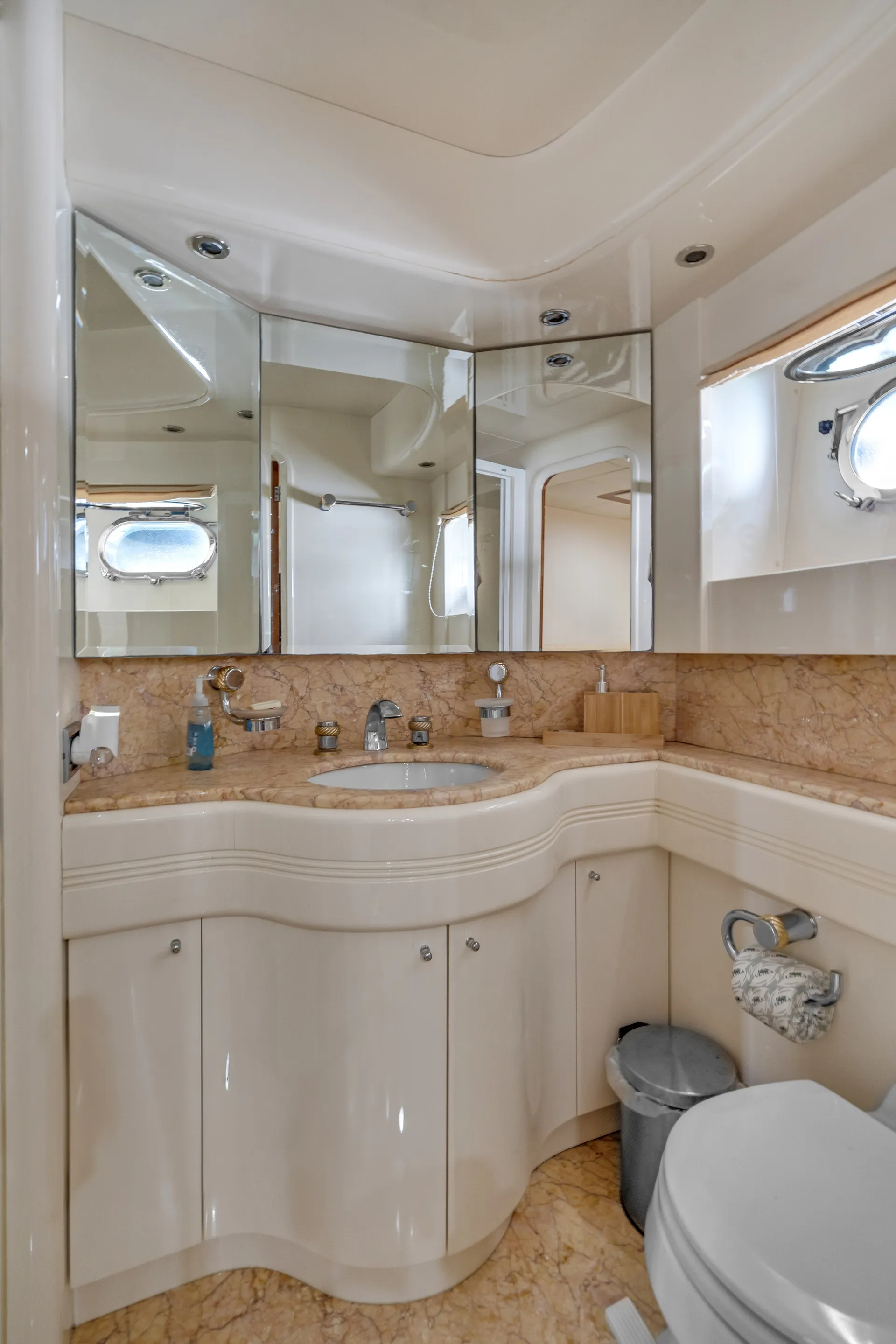 85' Luxury Ultimate Azimut , JACUZZI INCLUDED