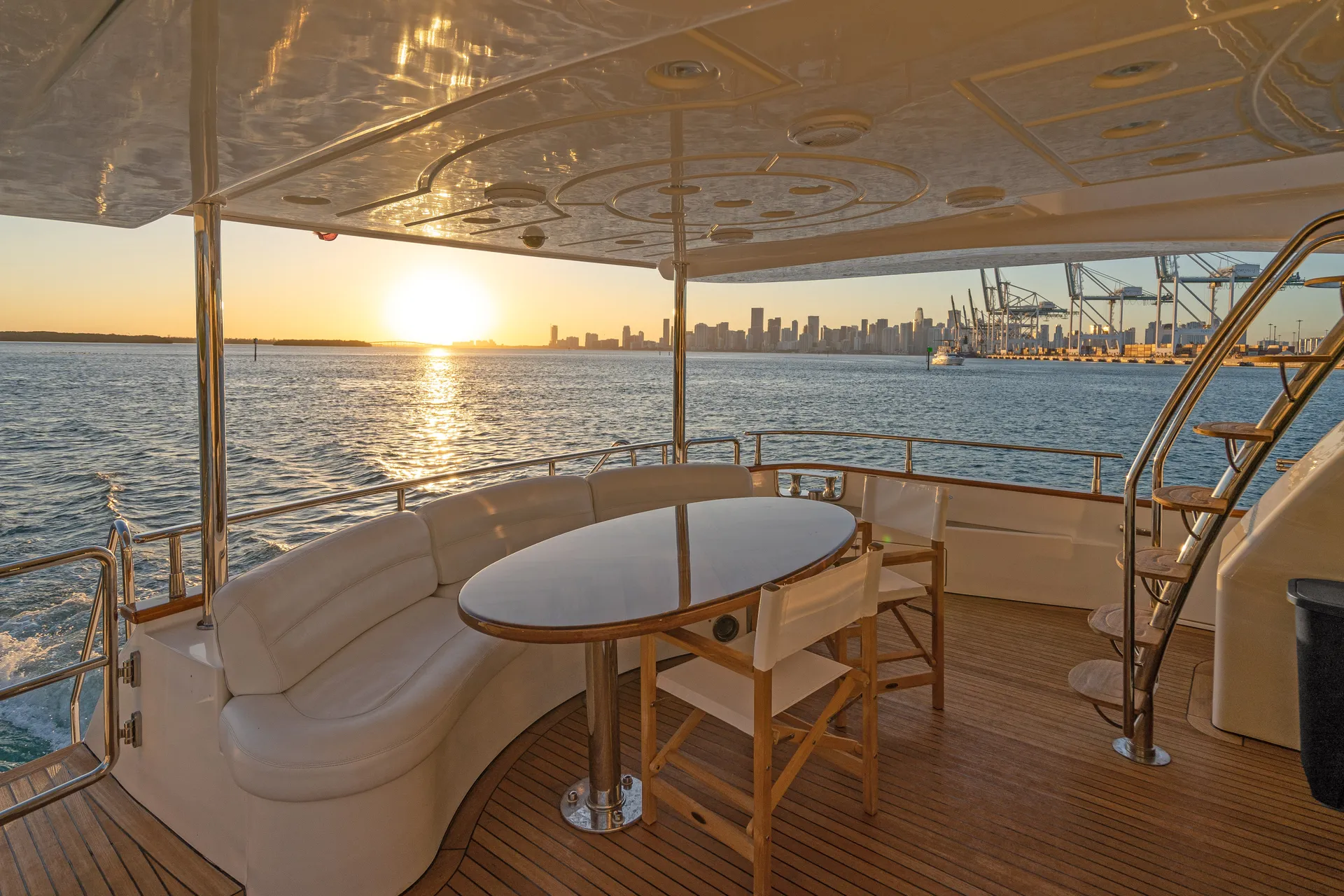 85' Luxury Ultimate Azimut , JACUZZI INCLUDED