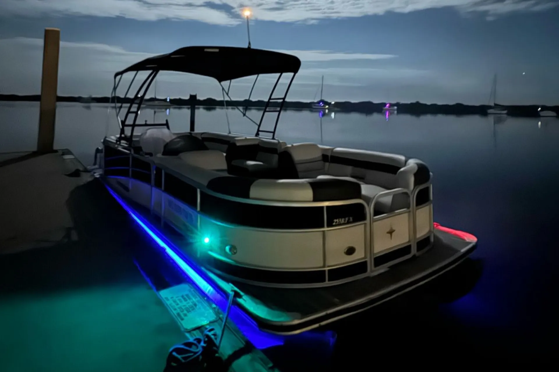 Luxurious and Spacious 14 Person Berkshire 'Toon! Epic Sound System!