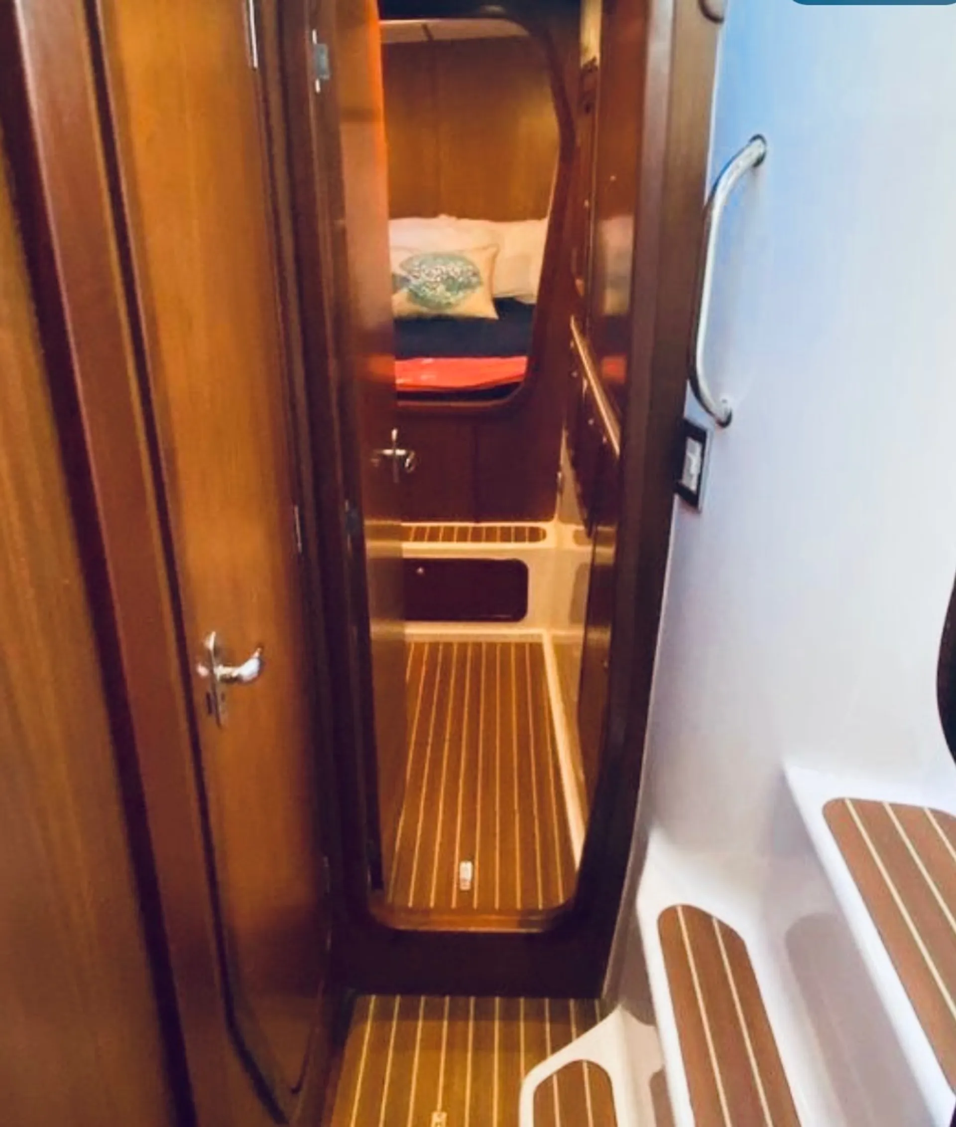 Luxury Yacht Charter – Custom Trips, Parties &amp; Unforgettable Adventure