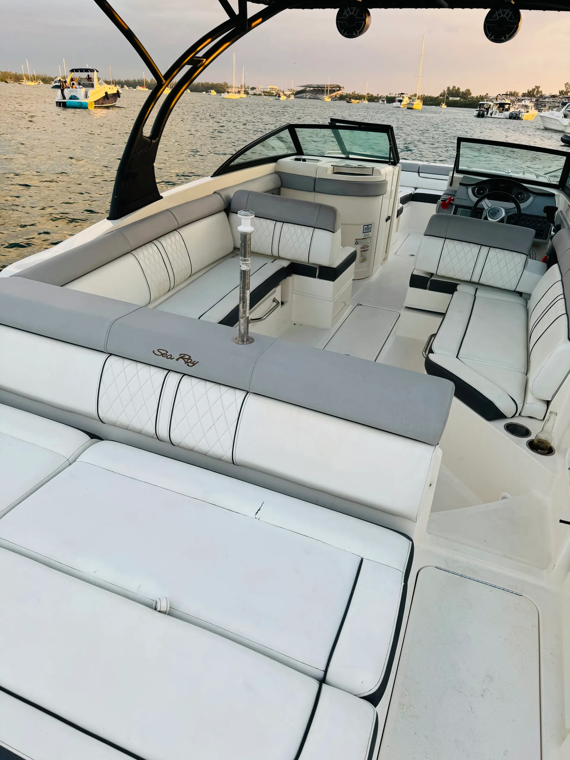 AMUSING PARTY ON 30’ SUNDECK!! FREE HOUR PROMOTION!! NO HIDDEN FEES!!