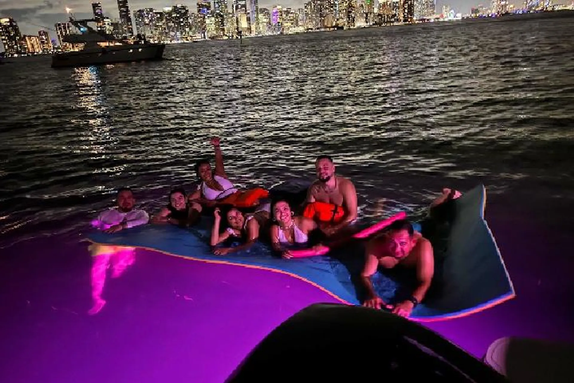 AMUSING PARTY ON 30’ SUNDECK!! FREE HOUR PROMOTION!! NO HIDDEN FEES!!