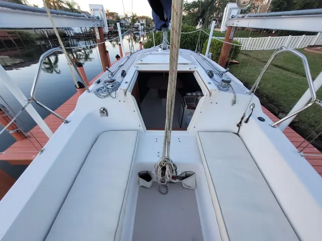 Rent a CATALINA daysailer & weekender in Key Largo, FL near me