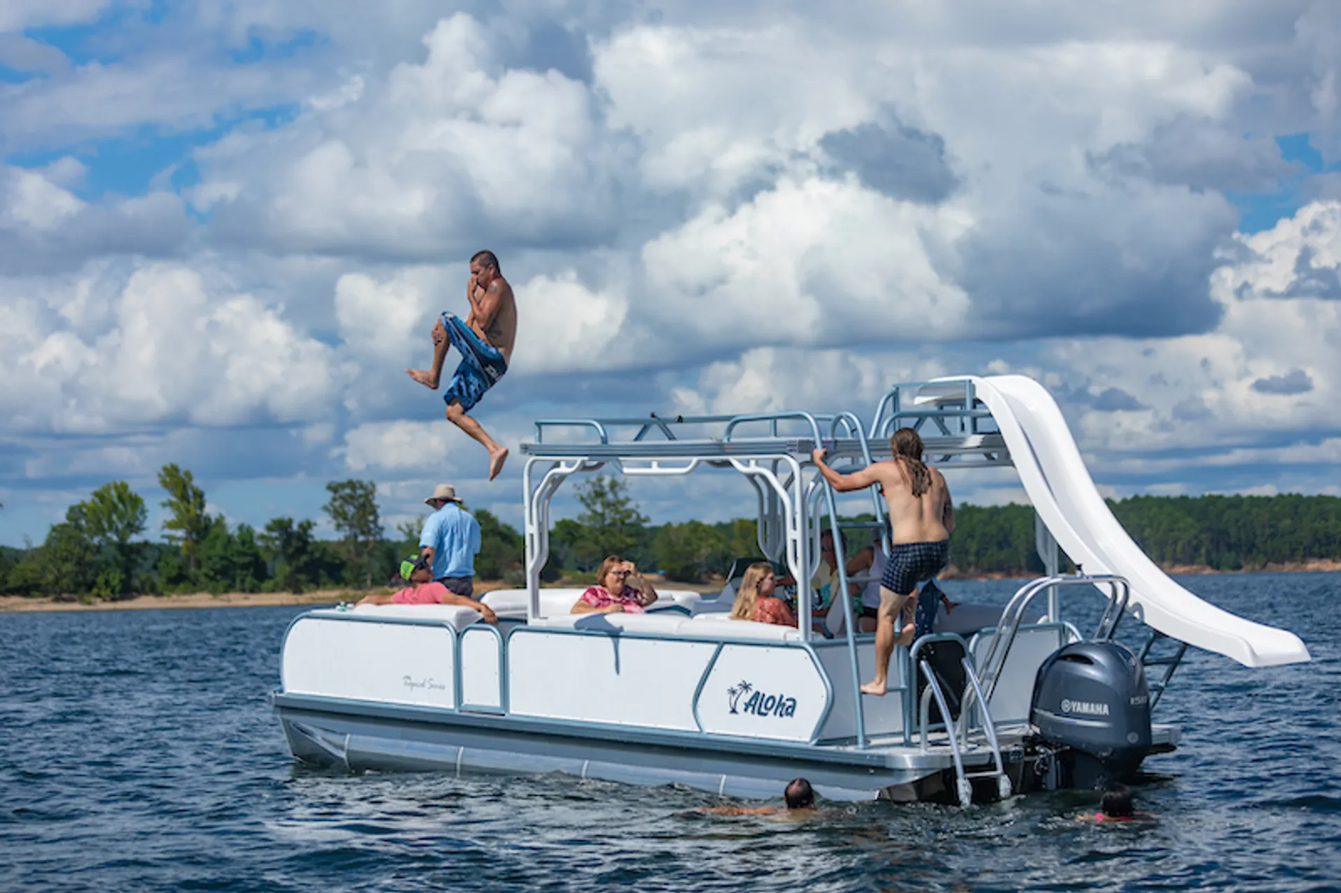 175 HP Aloha 30 Double Decker - Waterslide Onboard! Hurricane M