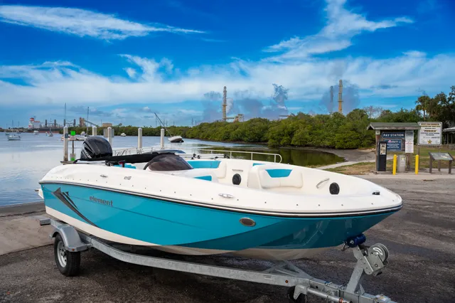 Rent a BAYLINER deck boat in Riverview, FL near me