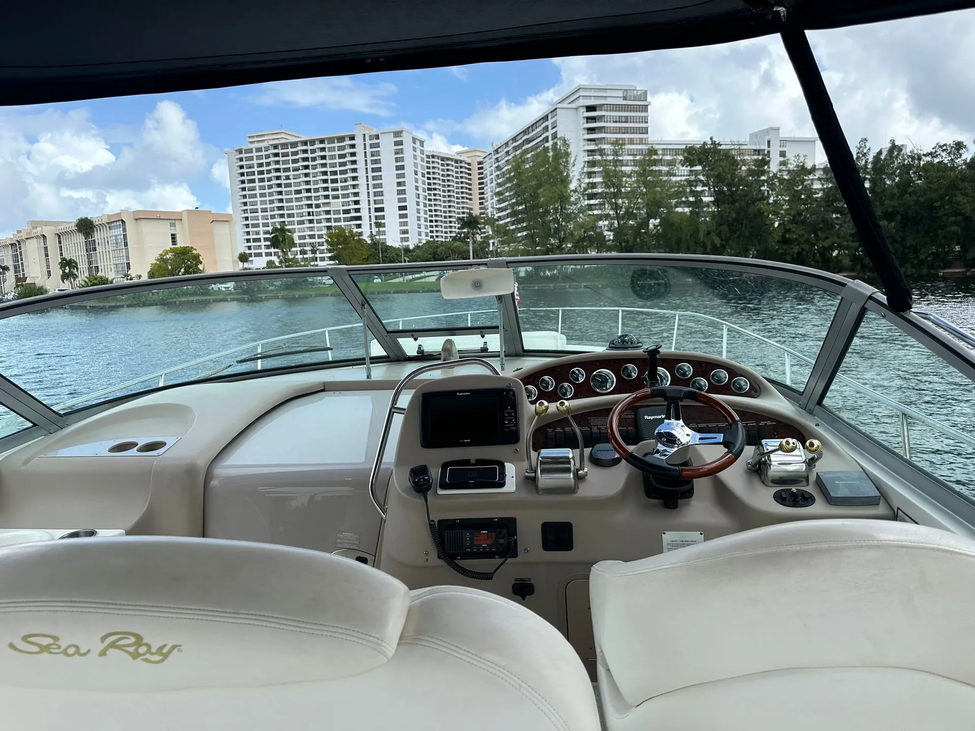 Sea Ray Boats 310 Sundancer in Miami, FL — photo 4