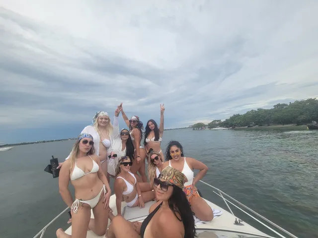 Rent a Maxum cruiser in Miami Beach, FL near me