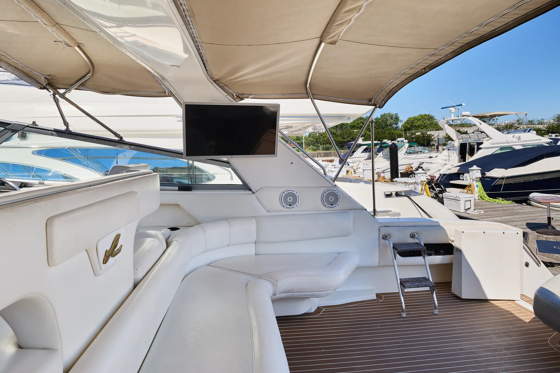 SEA RAY BOATS 520 SUNDANCER in Chicago, IL — photo 6