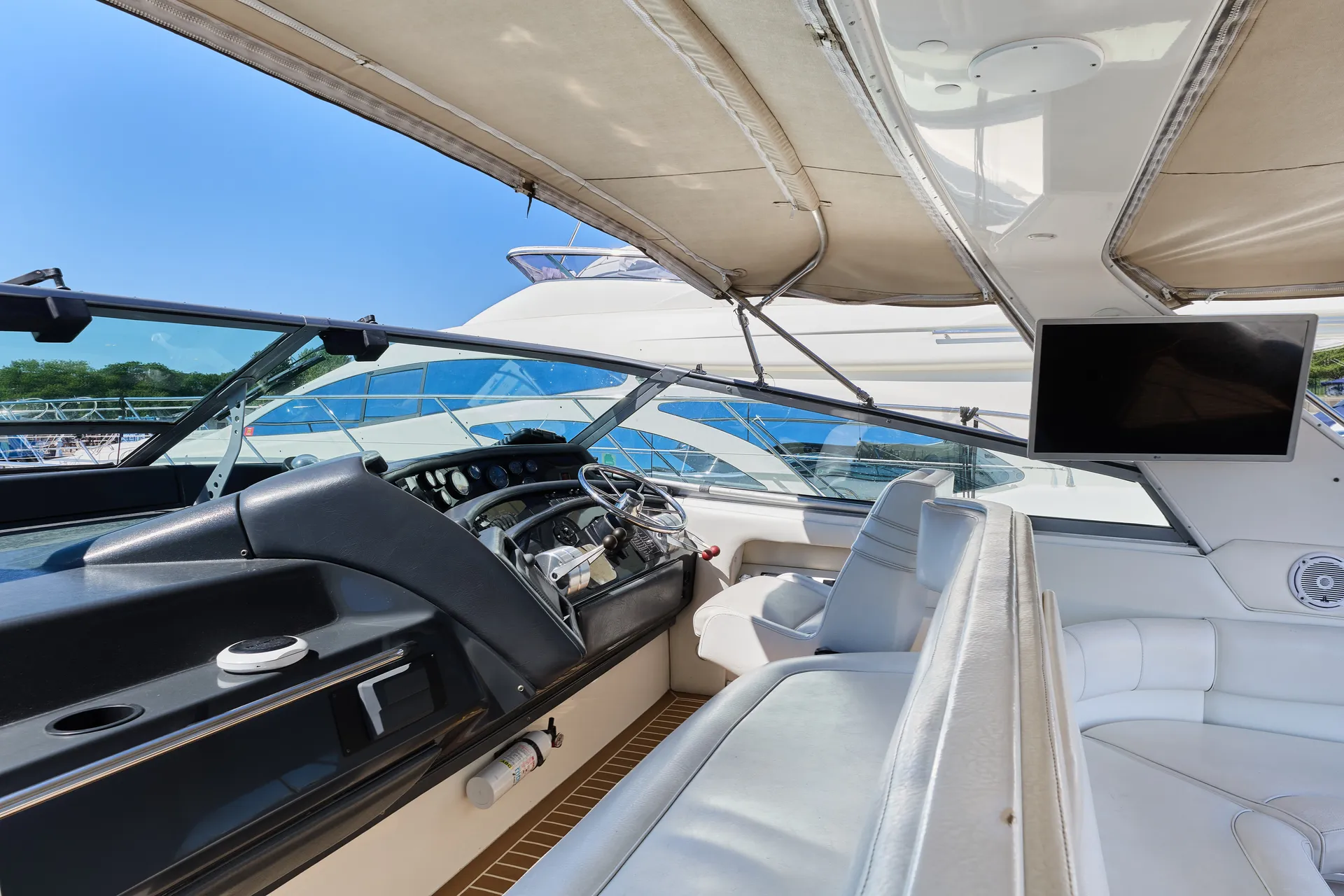 SEA RAY BOATS 520 SUNDANCER in Chicago, IL — photo 7