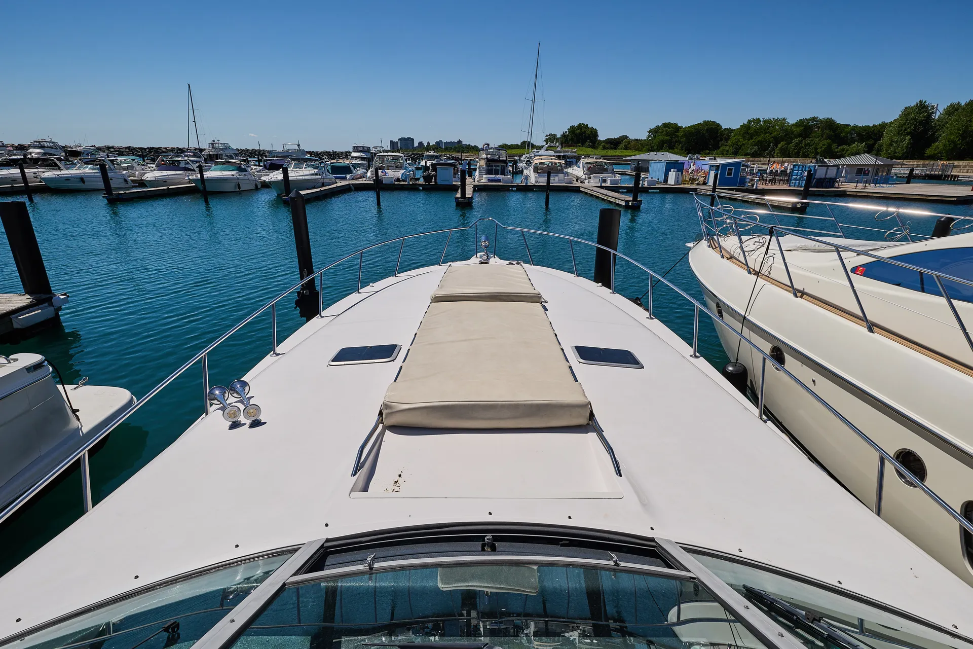 SEA RAY BOATS 520 SUNDANCER in Chicago, IL — photo 10