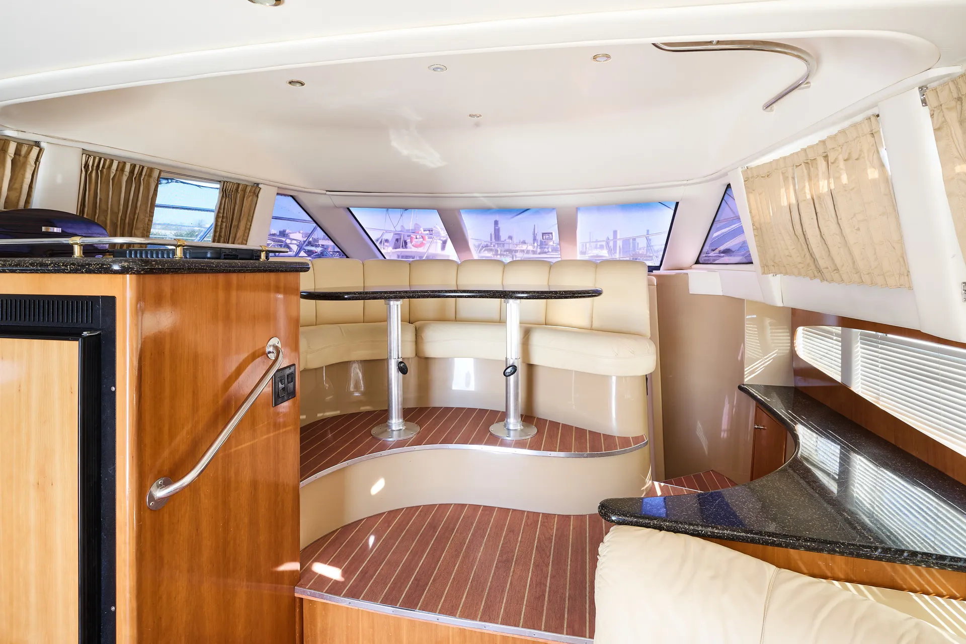 CARVER YACHTS 47 MOTOR YACHT in Chicago, IL — photo 7