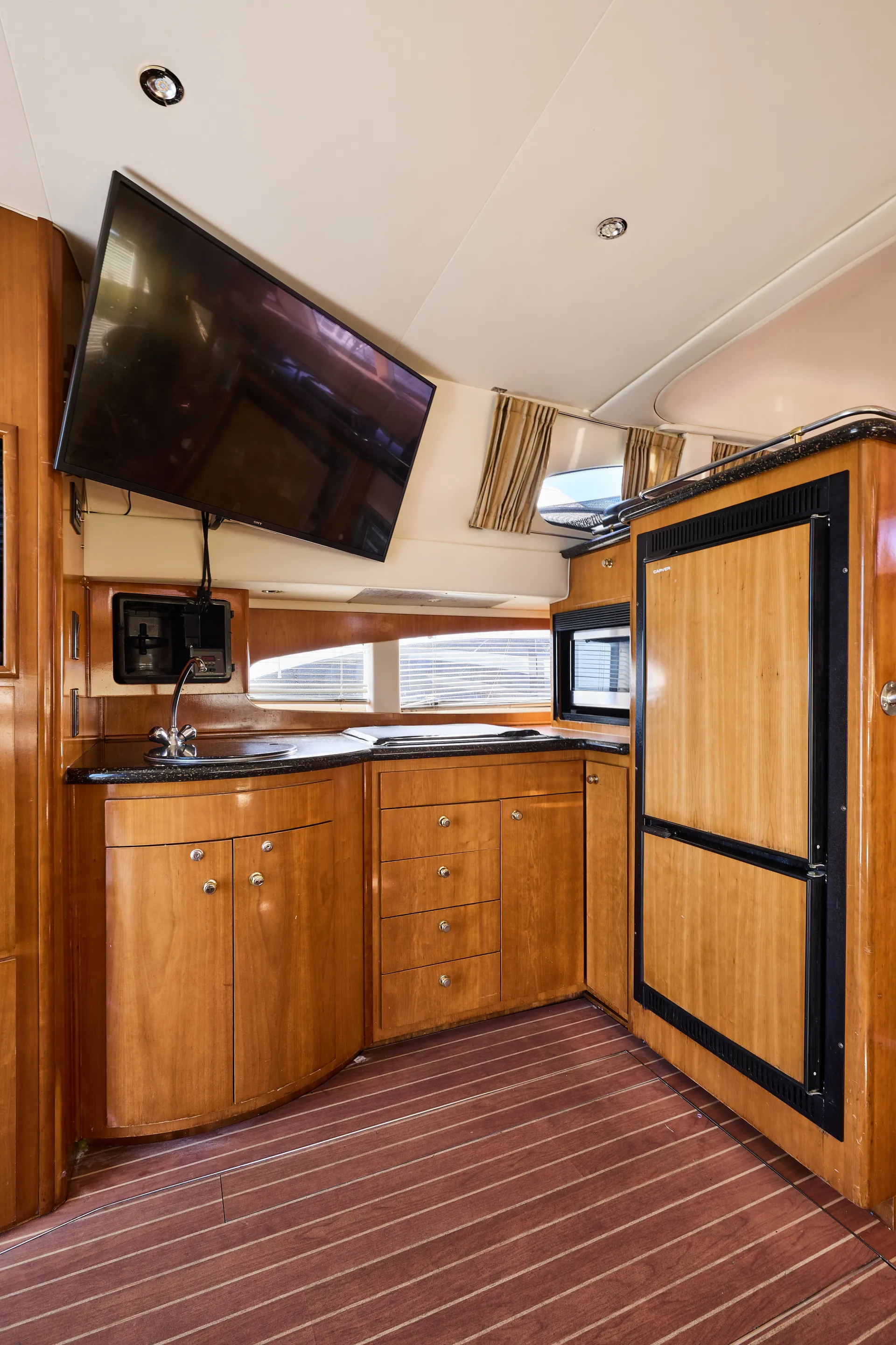 CARVER YACHTS 47 MOTOR YACHT in Chicago, IL — photo 8