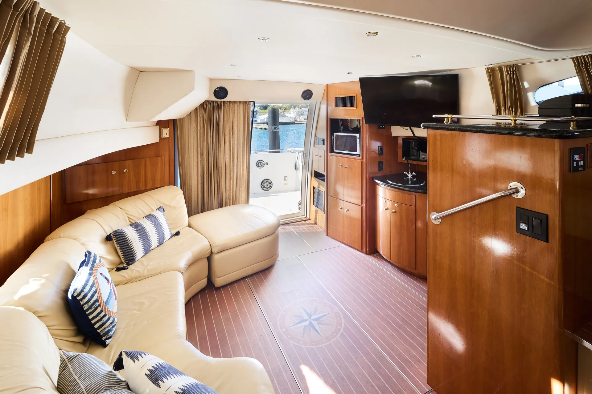 CARVER YACHTS 47 MOTOR YACHT in Chicago, IL — photo 9