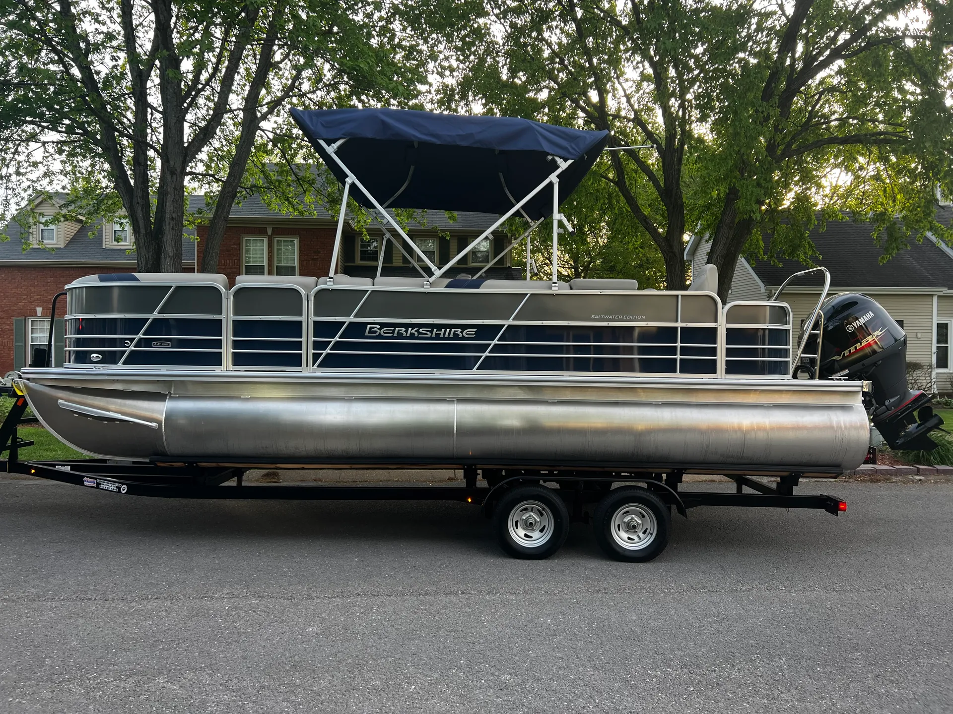 BEAUTIFUL 2023 24 FT Berkshire Tritoon w/ fishing livewell - seats 12