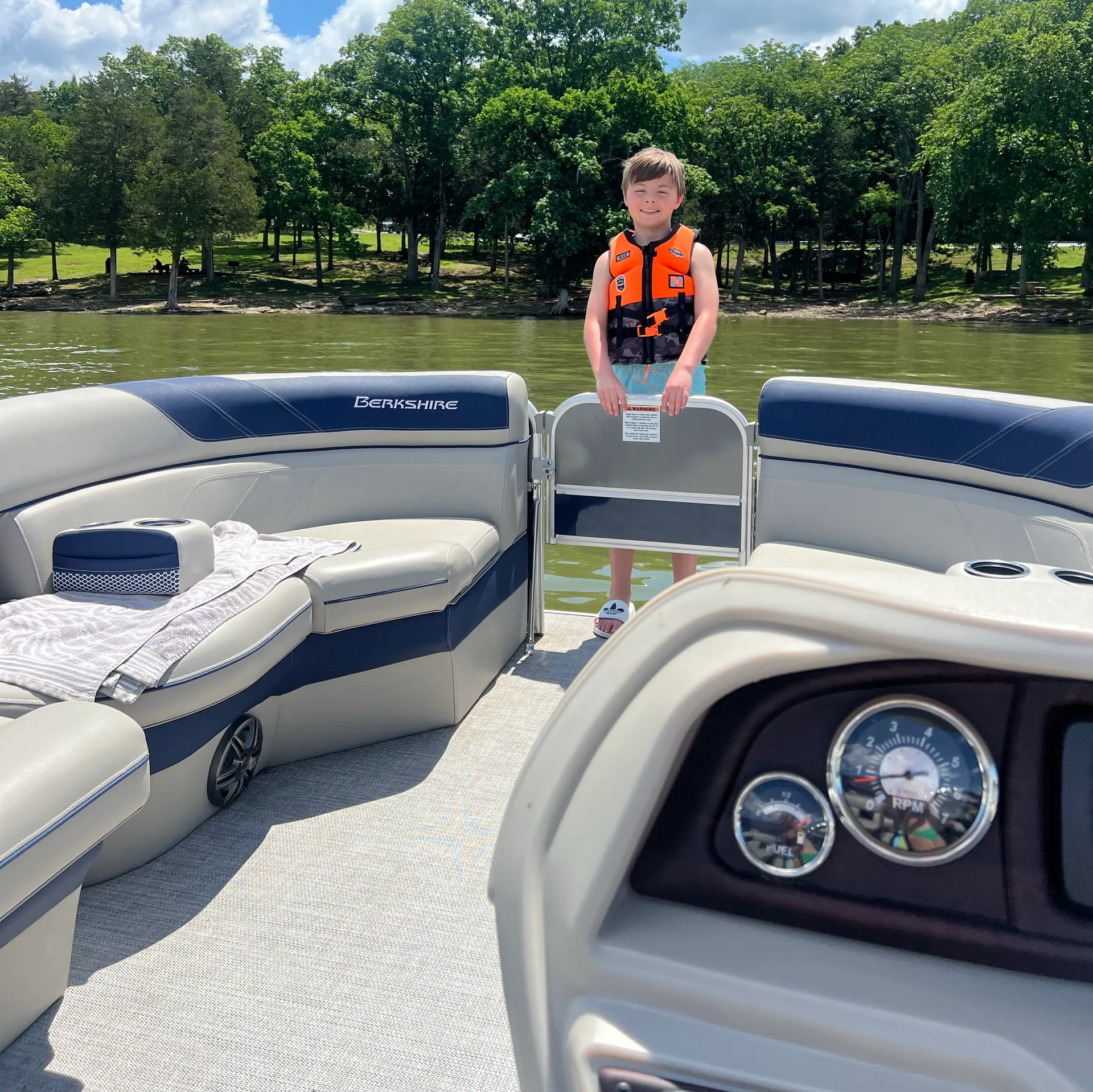 BEAUTIFUL 2023 24 FT Berkshire Tritoon w/ fishing livewell - seats 12