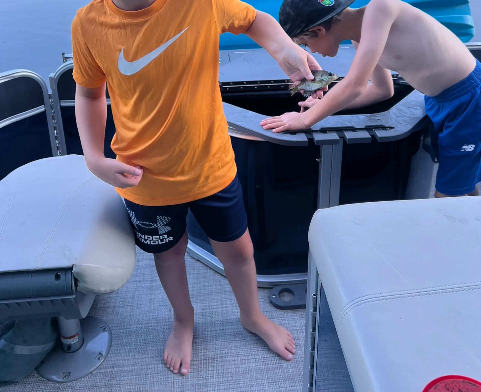 BEAUTIFUL 2023 24 FT Berkshire Tritoon w/ fishing livewell - seats 12