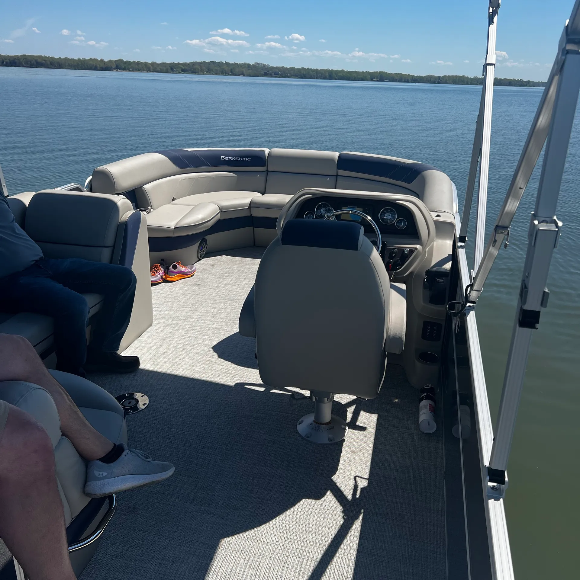 BEAUTIFUL 2023 24 FT Berkshire Tritoon w/ fishing livewell - seats 12