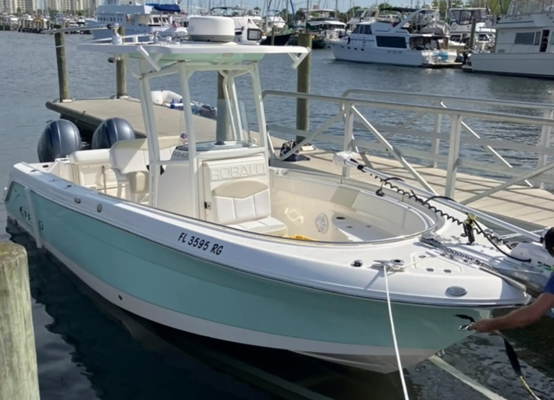 Robalo R242 CC T-Top w/ Twin 150hp in Bonita Springs, FL