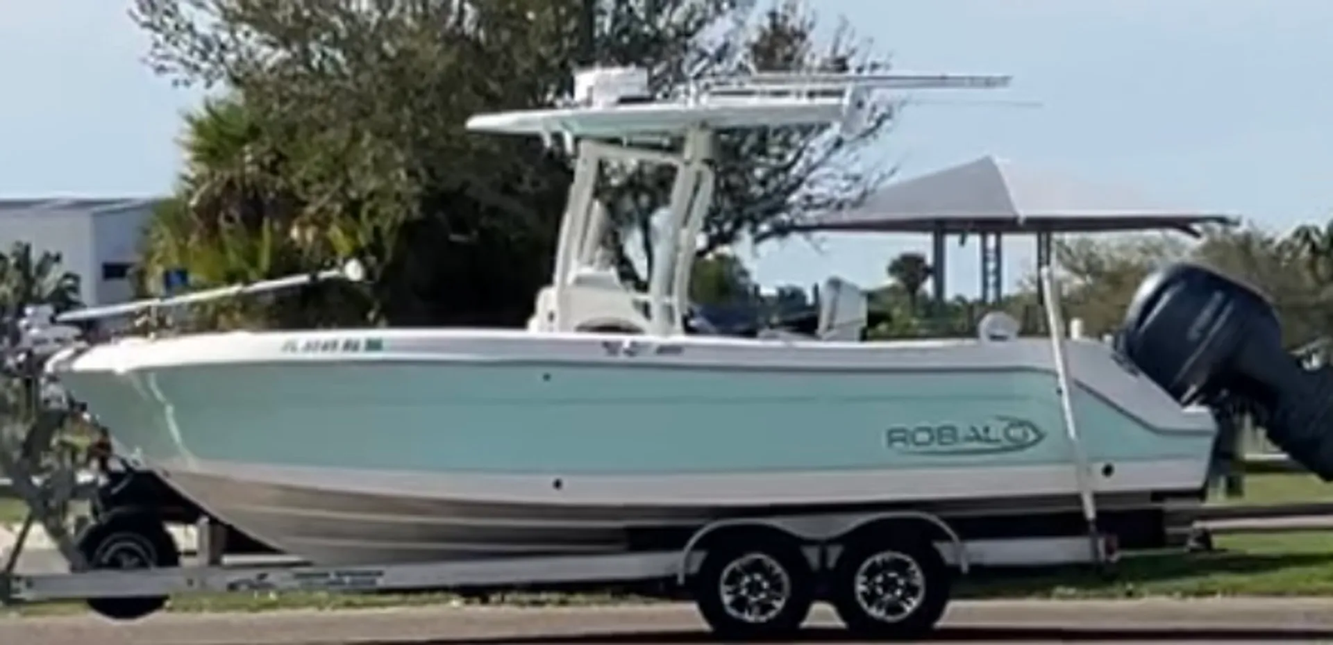 Robalo R242 CC T-Top w/ Twin 150hp in Bonita Springs, FL — photo 4