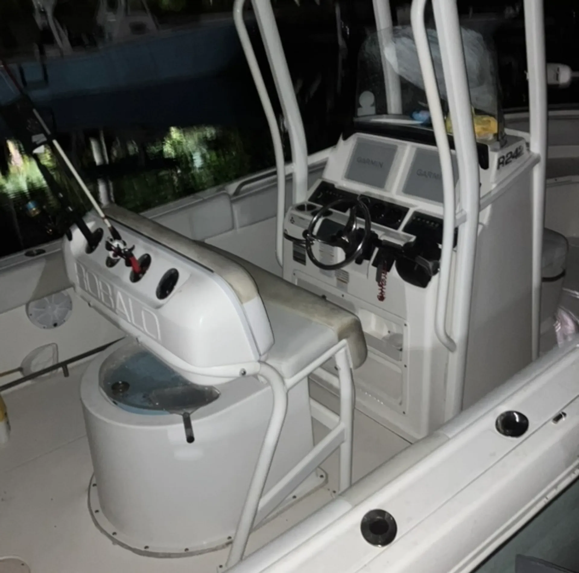 Robalo R242 CC T-Top w/ Twin 150hp in Bonita Springs, FL — photo 3