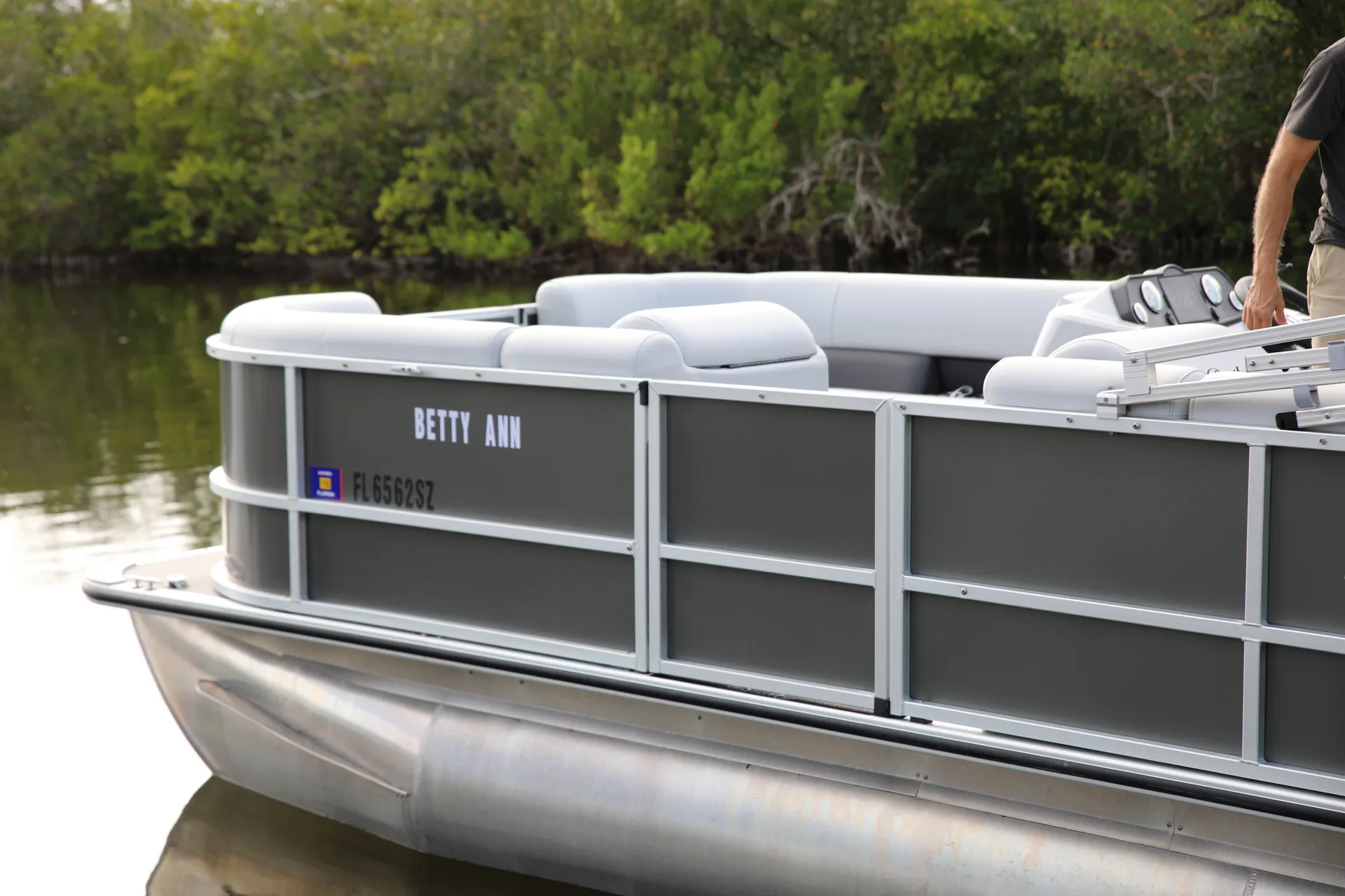 Spacious 20' Pontoon to enjoy Banana River!